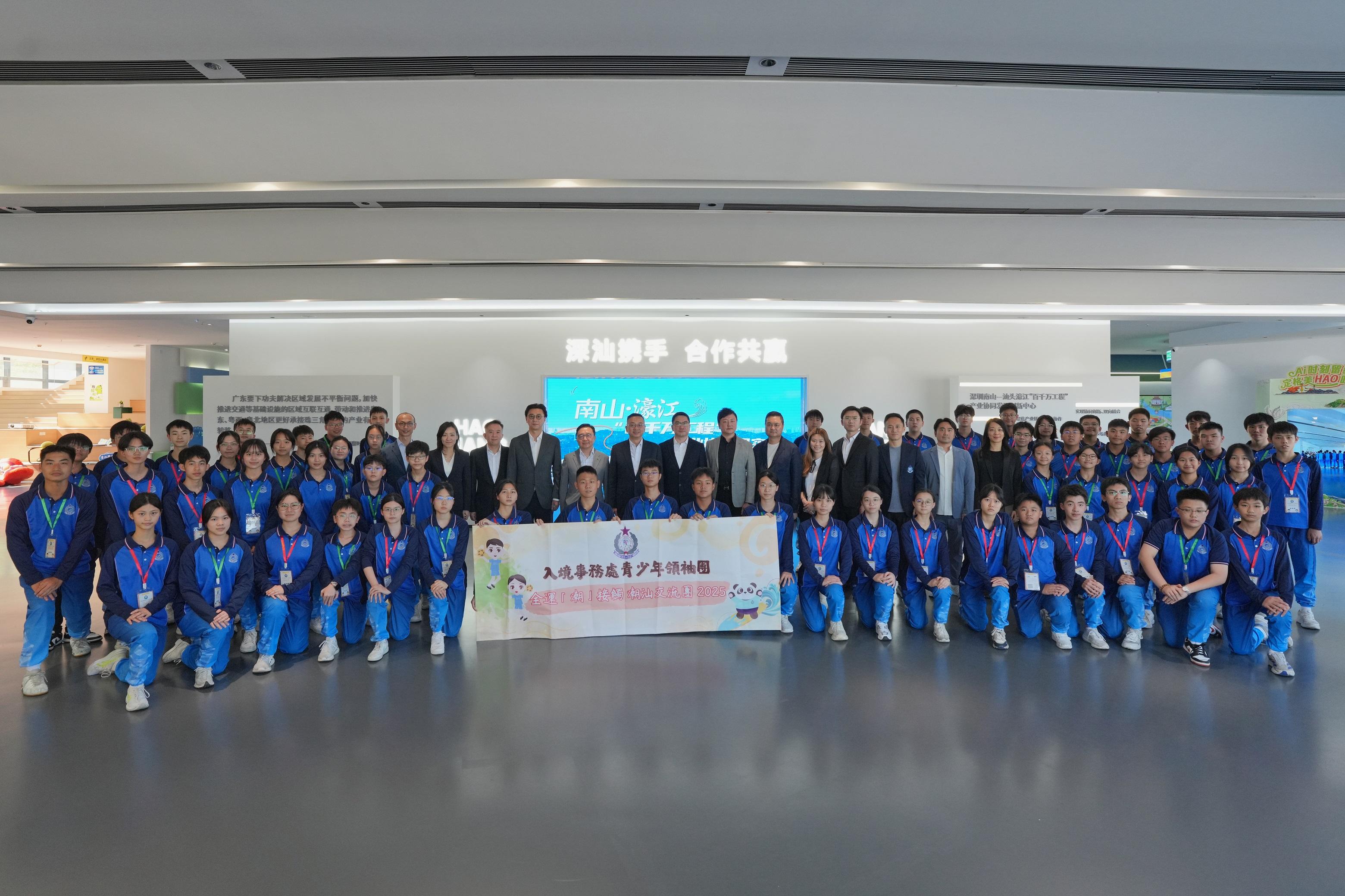 The Immigration Department Youth Leaders Corps (IDYL) organised the three-day National Games in Touch: Chaoshan Exchange Tour from April 22 to 24. Photo shows the Director of Immigration, Mr Benson Kwok, (second row, 12th left), the Commissioner of the IDYL, Dr Cheng Kam-chung (second row, 11th left), members of the IDYL Advisory Committee and 60 members of the IDYL attending the opening ceremony of the exchange tour held at Haojiang Innovation Center.