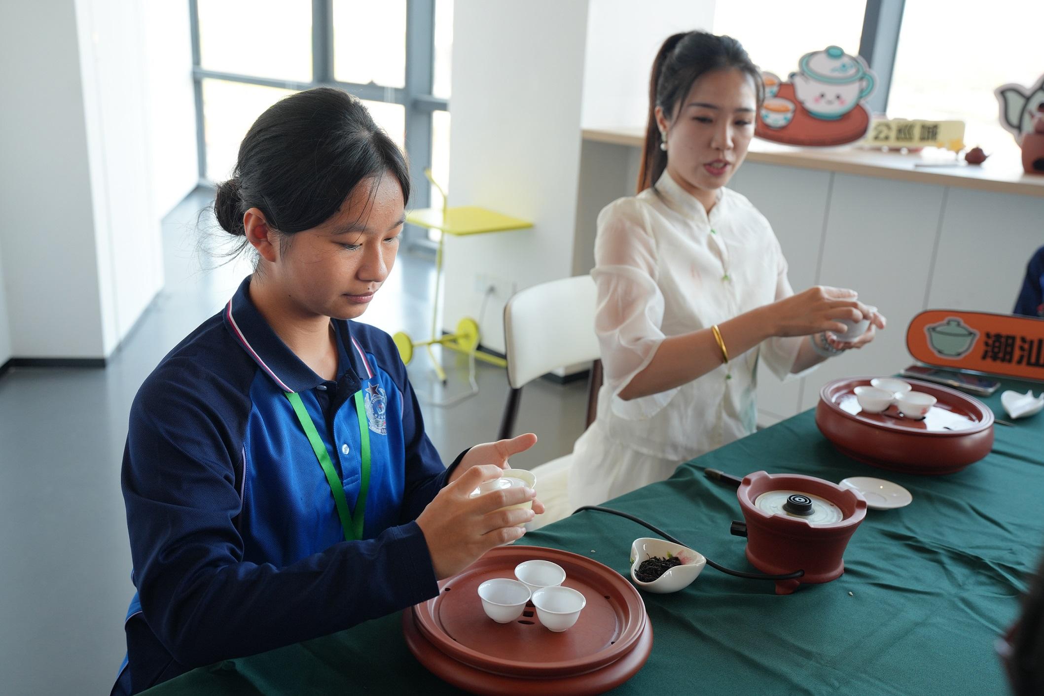 The Immigration Department Youth Leaders Corps (IDYL) organised the three-day National Games in Touch: Chaoshan Exchange Tour from April 22 to 24. Photo shows an IDYL member participating in a tea workshop.