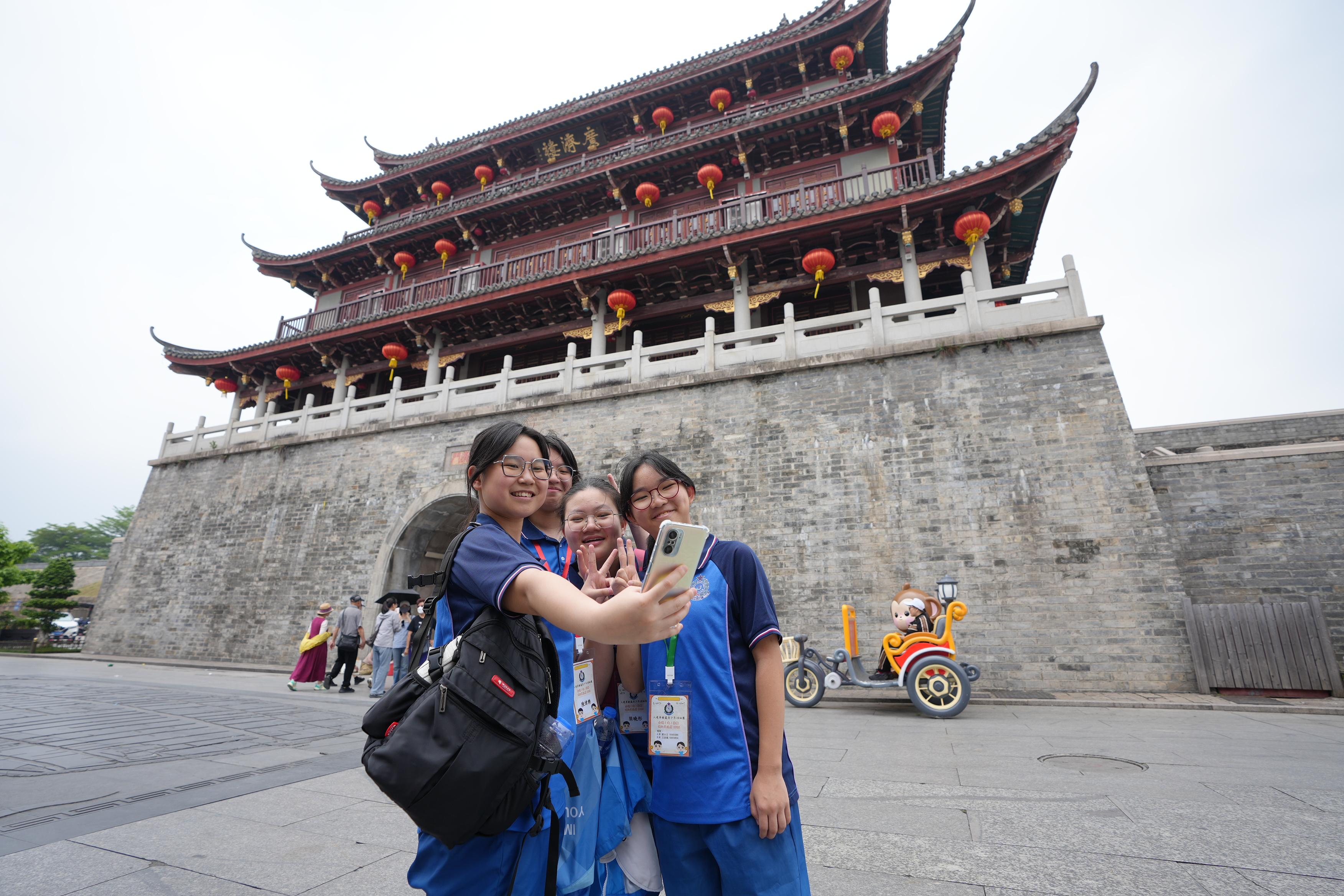 The Immigration Department Youth Leaders Corps (IDYL) organised the three-day National Games in Touch: Chaoshan Exchange Tour from April 22 to 24. Photo shows IDYL members visiting Chaozhou Ancient City.