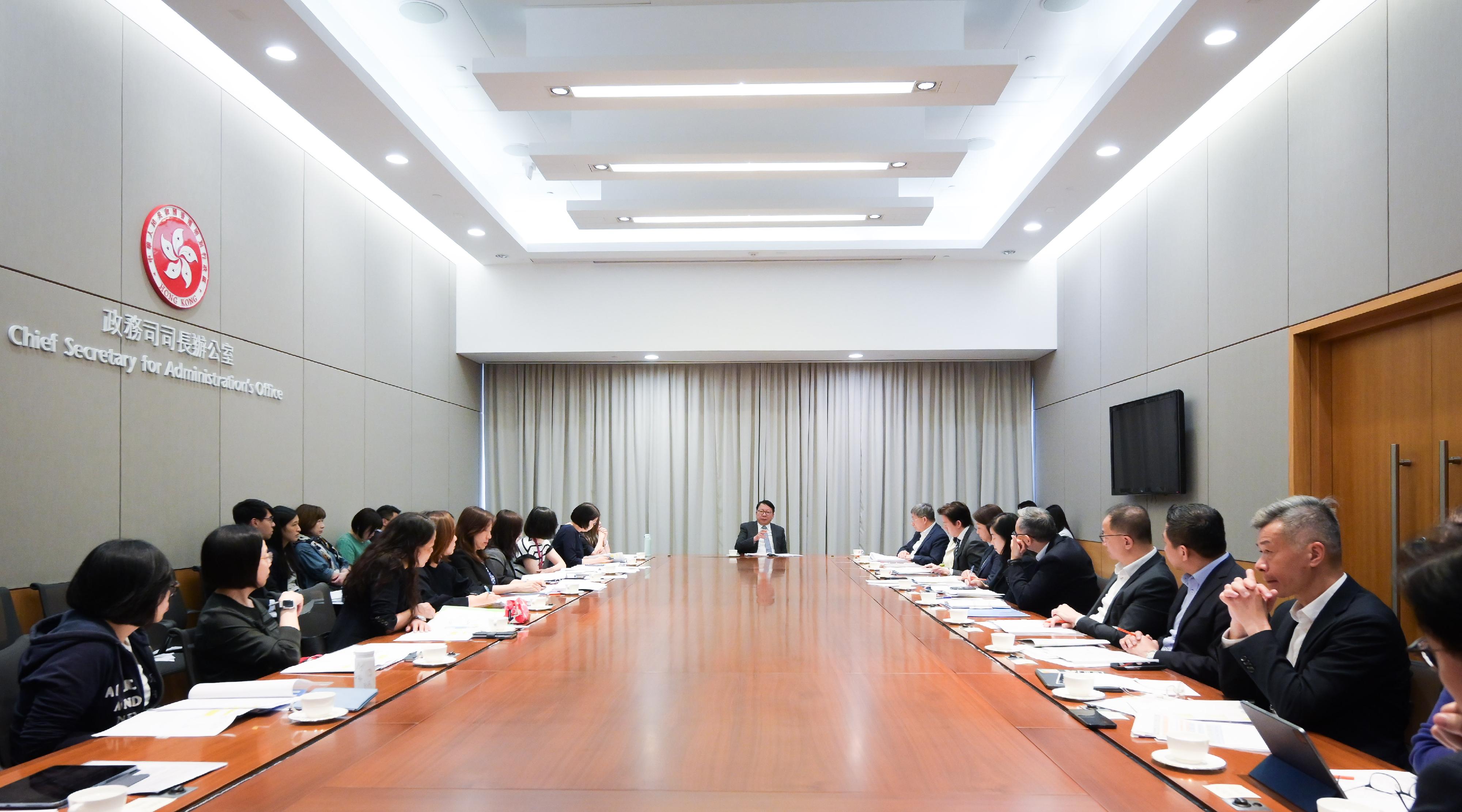 政務司司長陳國基（右九）今日（四月二十五日）主持節慶安排跨部門工作小組會議，全面統籌並督導各政府部門就內地勞動節黃金周期間接待訪港旅客的預備工作。