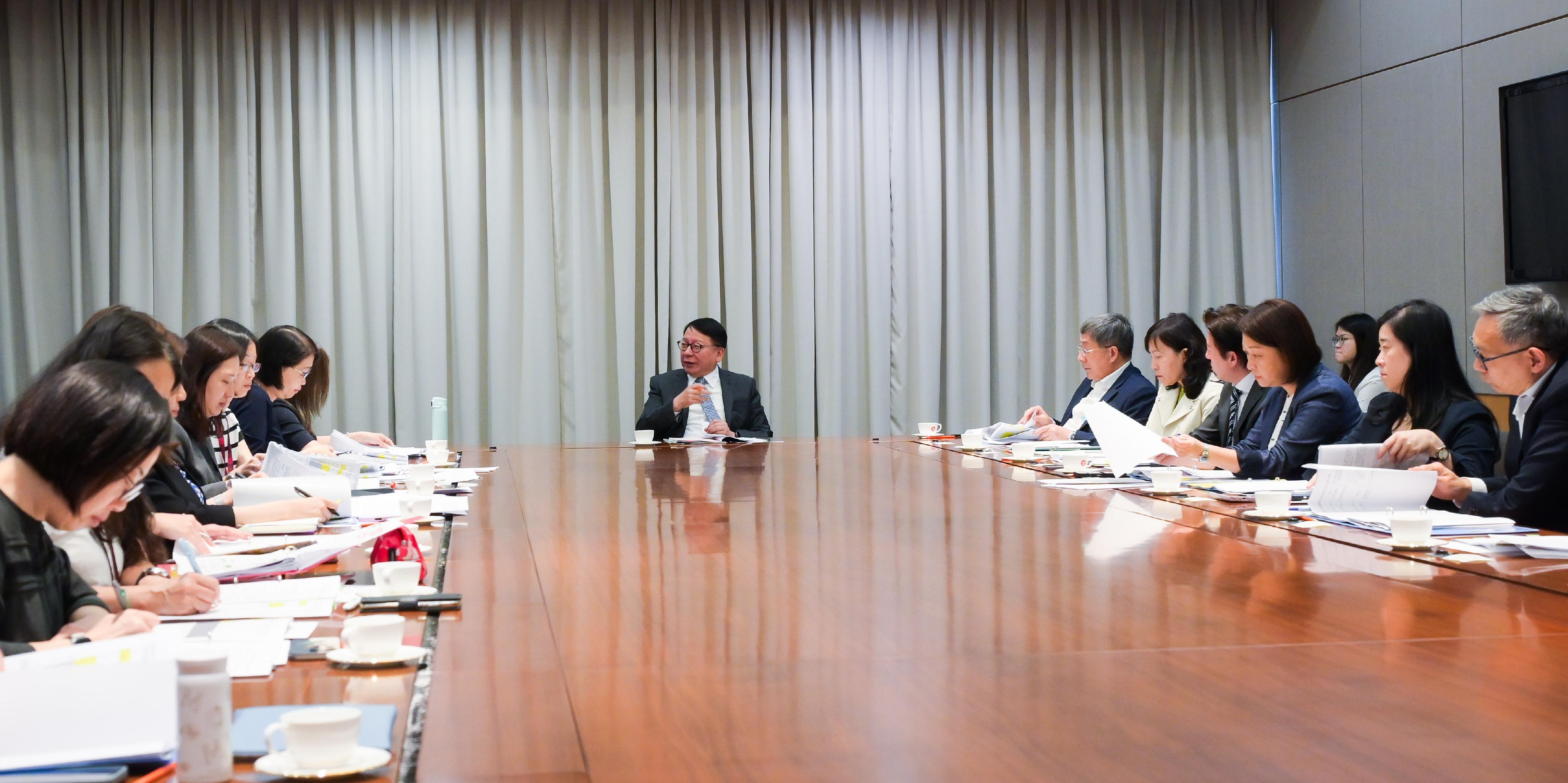 政務司司長陳國基（右七）今日（四月二十五日）主持節慶安排跨部門工作小組會議，全面統籌並督導各政府部門就內地勞動節黃金周期間接待訪港旅客的預備工作。