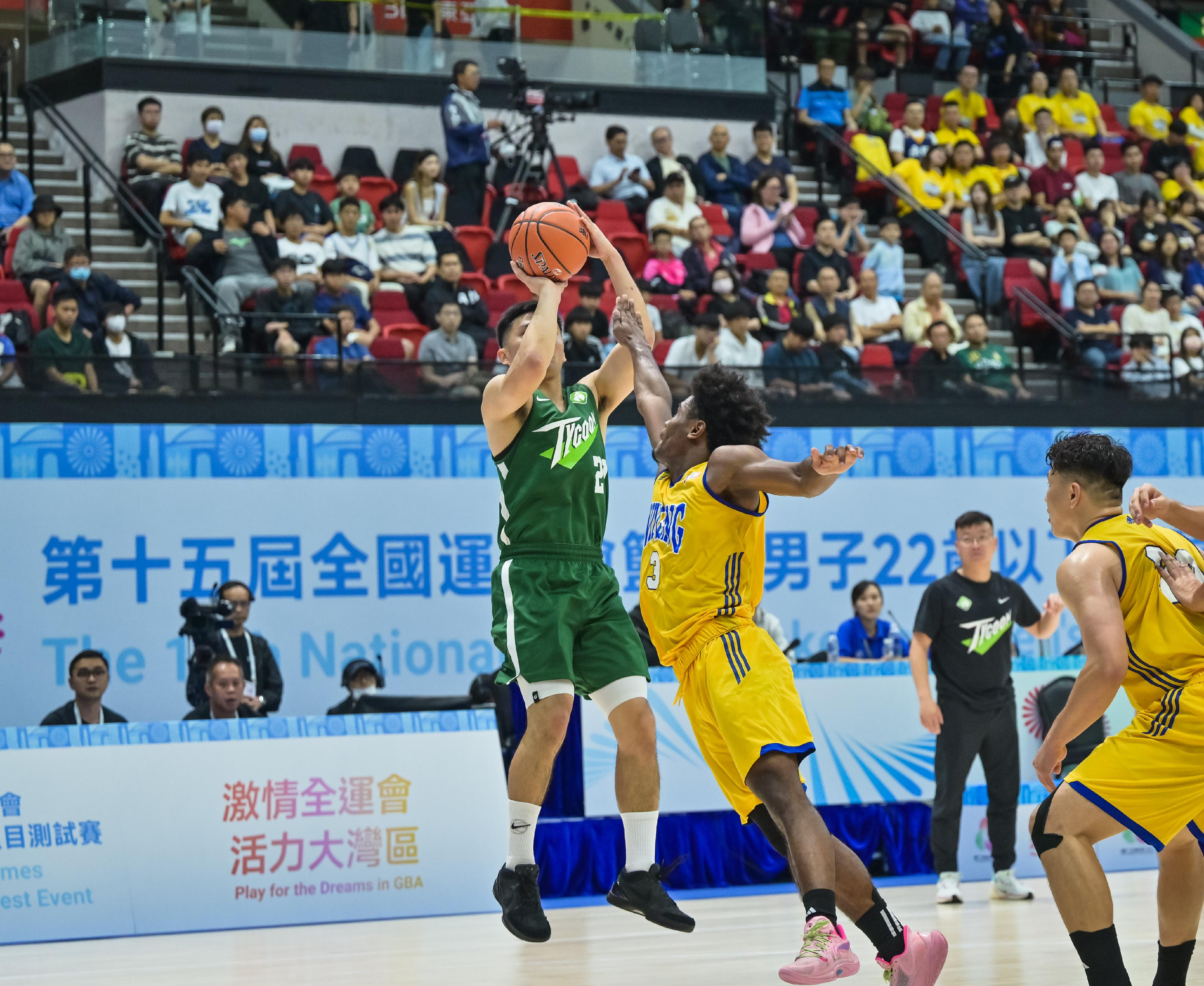 The 15th National Games Basketball (Men's U22) test event was held at the Hong Kong Coliseum in Hung Hom on April 26. Photos shows Hong Kong A1 Division Championship basketball teams Winling and Tycoon competing at the event.