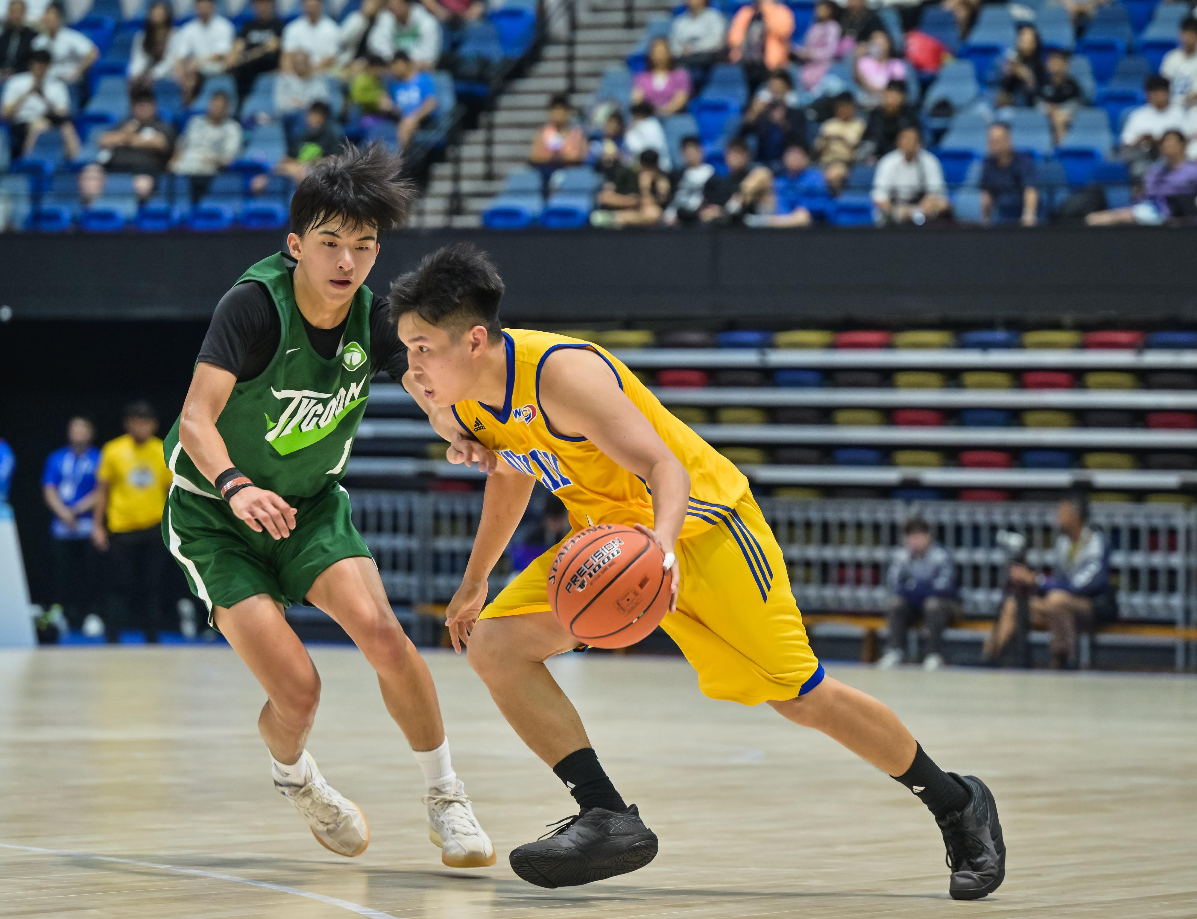 The 15th National Games Basketball (Men's U22) test event was held at the Hong Kong Coliseum in Hung Hom on April 26. Photos shows Hong Kong A1 Division Championship basketball teams Winling and Tycoon competing at the event.