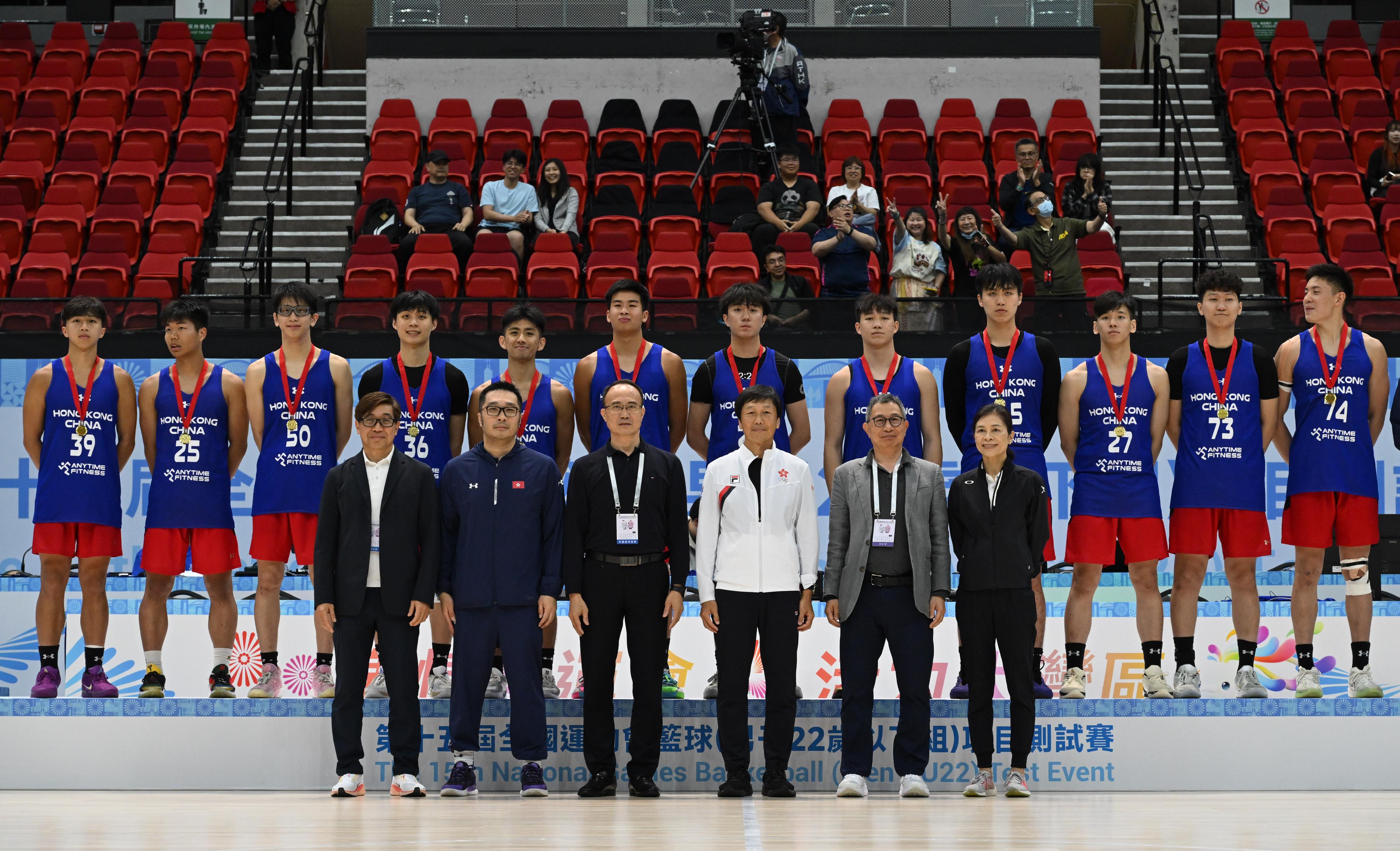 The 15th National Games Basketball (Men's U22) test event concluded at the Hong Kong Coliseum in Hung Hom today (April 27). The Head of the National Games Coordination Office (Hong Kong), Mr Yeung Tak-keung (front row, third right), and other guests are pictured with the winning team at the awards presentation ceremony.