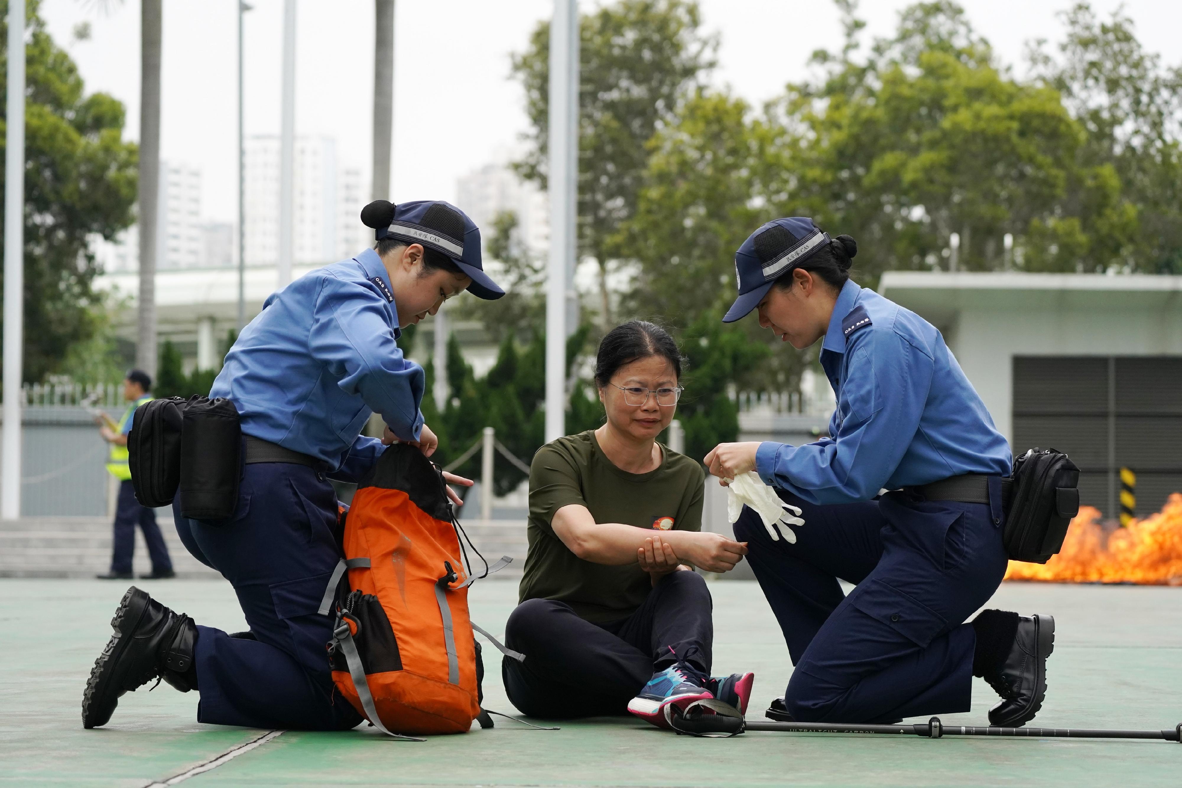 民眾安全服務隊（民安隊）今日（四月二十七日）在民安隊總部舉行第九十屆新隊員暨第十三屆特遣部隊借調計劃結業會操。圖示隊員示範撲滅山火及搶救技術。
