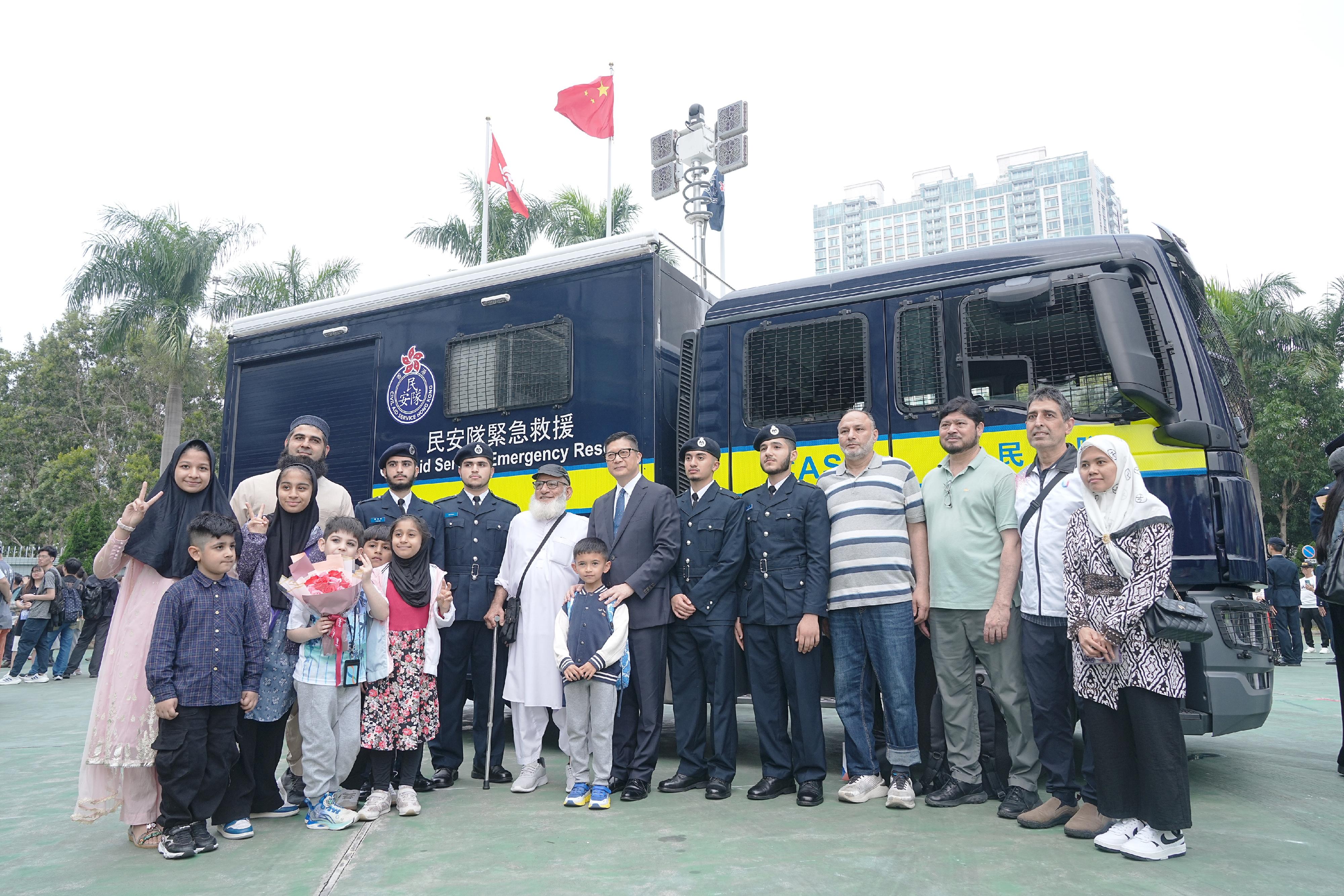 The Civil Aid Service held the Passing-out Parade for the 90th Recruits and 13th Tactical Force Secondment Scheme at its headquarters today (April 27). Photo shows the Secretary for Security, Mr Tang Ping-keung (seventh right), taking a photo with the ethnic minorities graduates and their family members after the parade.