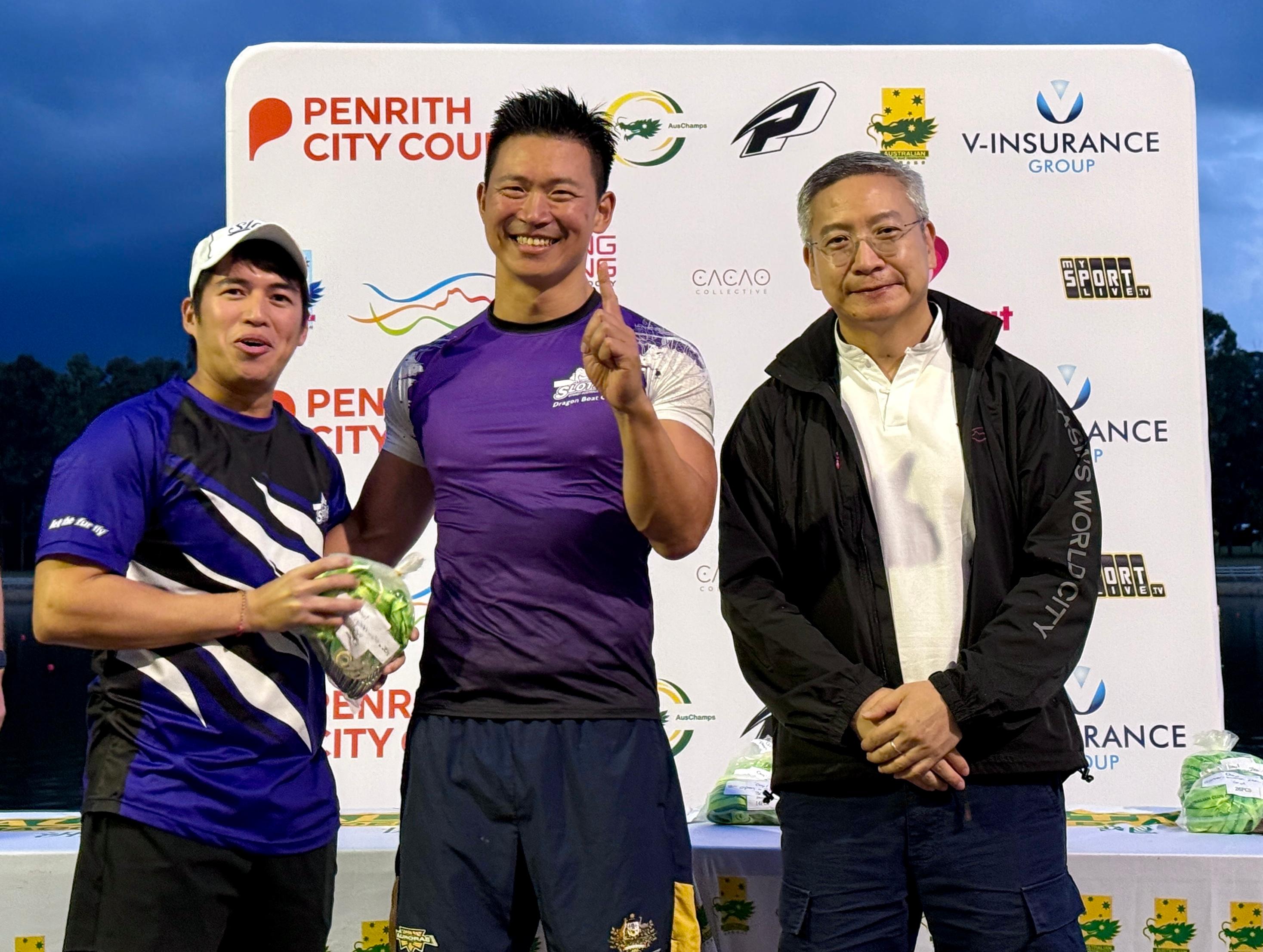 The Hong Kong Economic and Trade Office, Sydney (Sydney ETO) is supporting the 28th Australian Dragon Boat Championships (AusChamps) being held in Penrith, Australia, from April 26 to May 1 to promote Hong Kong's vibrant sports culture and rich dragon boat racing tradition. The Director of the Sydney ETO, Mr Ricky Chong (first right), presented medals to the winning teams of the "HKETO Premier Open Standard" yesterday (April 26).