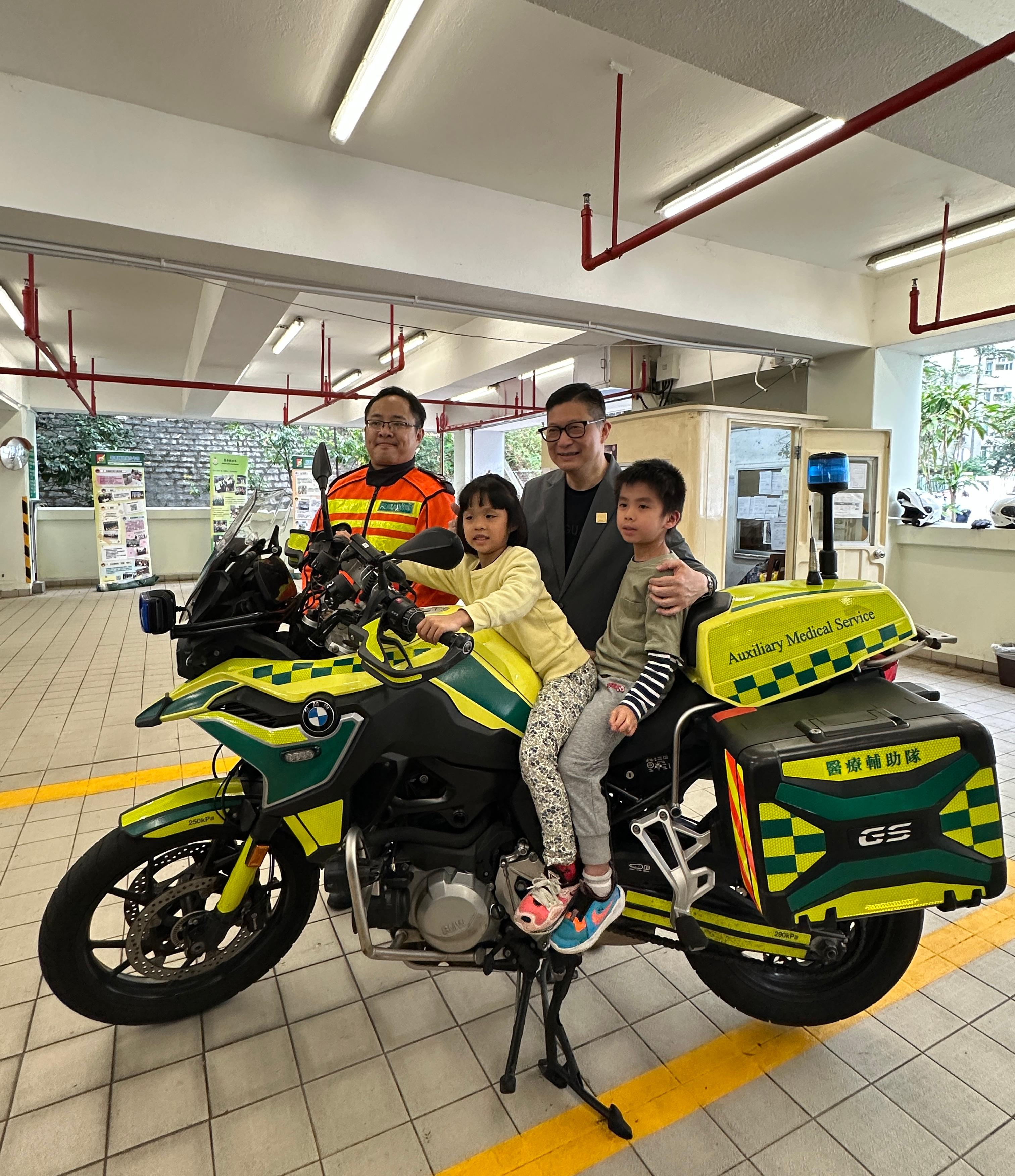 醫療輔助隊今日（四月二十七日）在何文田總部舉行全民國家安全教育日暨醫療輔助隊75周年開放日。圖示保安局局長鄧炳強參觀展覽攤位，與市民交流互動。