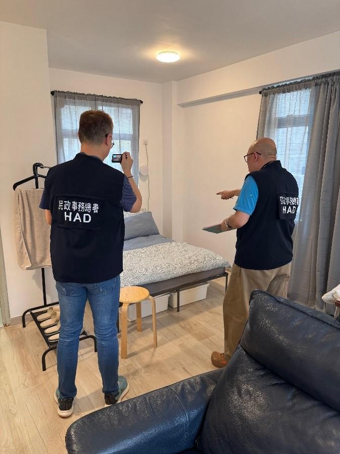 The Office of the Licensing Authority (OLA) of the Home Affairs Department conducted an operation at a tourist accommodation hotspot in Yau Tsim Mong District, Wan Chai District and Central and Western District from April 22 to 25 to inspect premises that were suspected of operating an unlicensed guesthouse. Photo shows OLA enforcement officers searching for evidence in a suspected unlicensed guesthouse. 