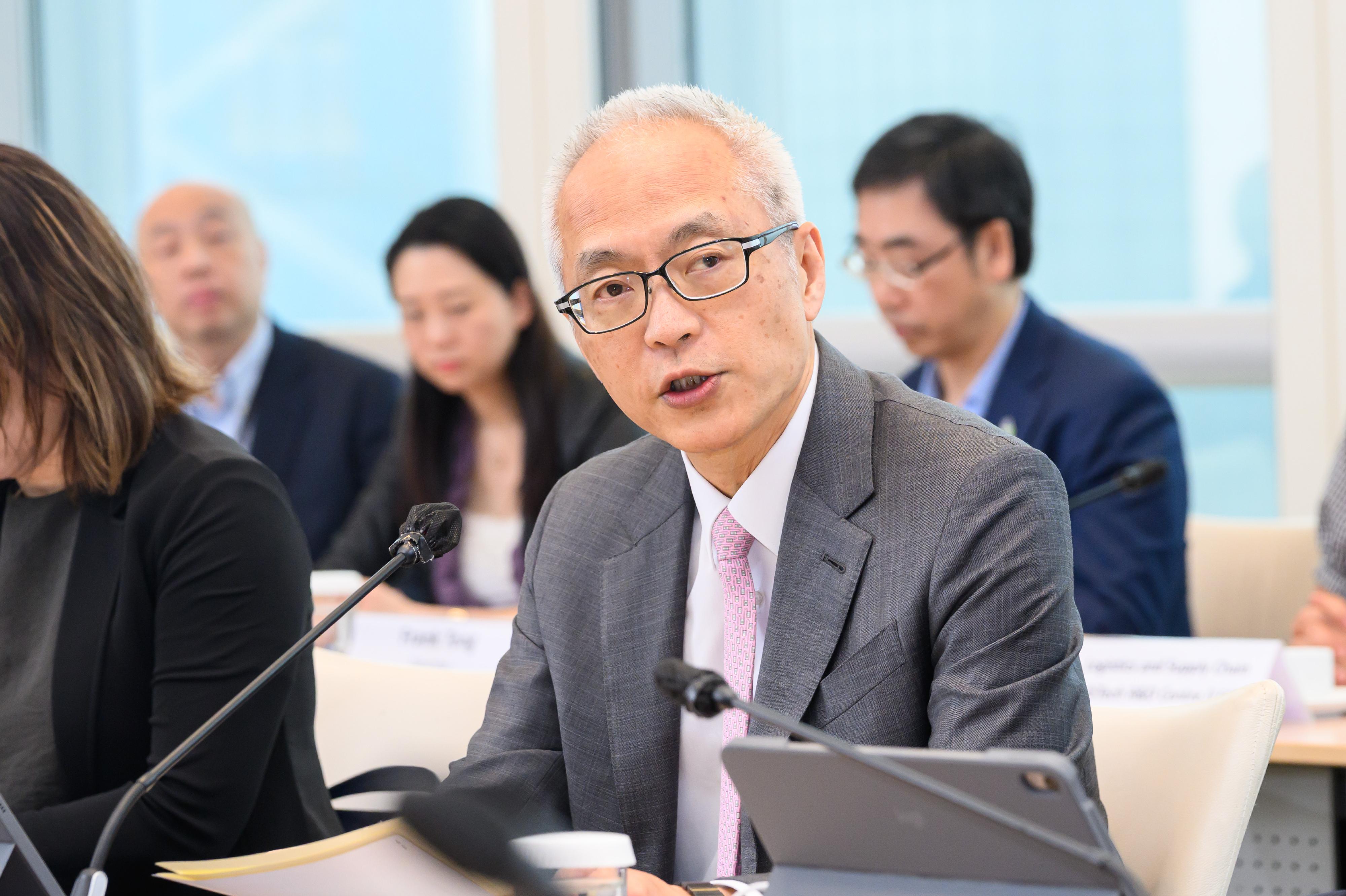 The Hong Kong Monetary Authority (HKMA) announced today (April 28) the establishment of an Expert Panel on Project CargoX (the Expert Panel). Photo shows Deputy Chief Executive of the HKMA, Mr Howard Lee, delivers an opening remark at the inaugural meeting of the Expert Panel.