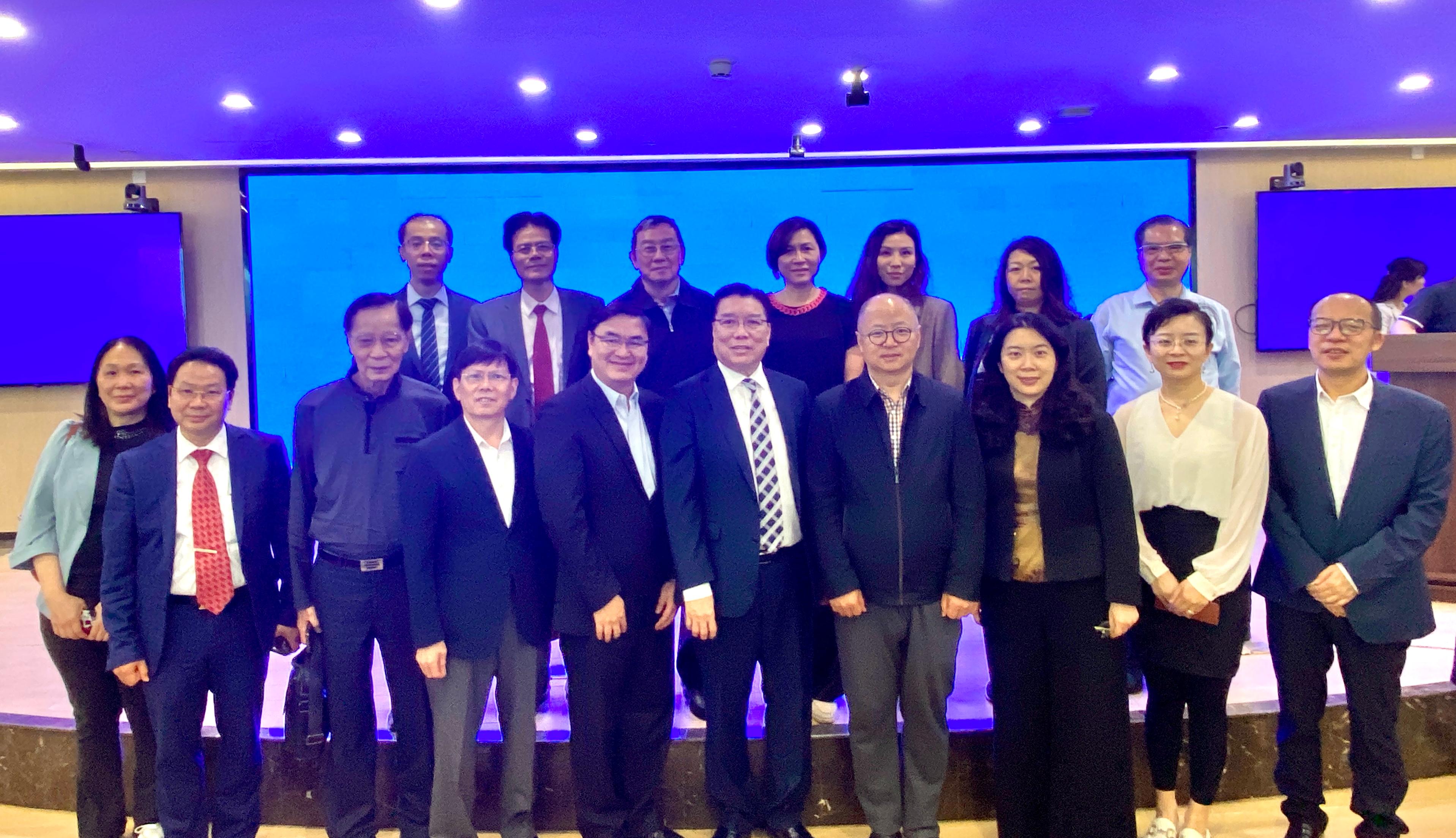 Following the earlier announcement made by the National Medical Products Administration (NMPA) on the arrangement to streamline the approval procedures for Hong Kong-registered proprietary Chinese medicines for oral use to be registered on the Mainland, representatives of the Department of Health today (April 28) participated in a launching seminar organised by the Center for Drug Evaluation of the NMPA in Shenzhen for representatives of Hong Kong's Chinese medicine enterprises. The Deputy Director General of the Department of Drug Registration of NMPA, Mr Wang Hainan (front row, fourth right), the Director of the Administrative Licensing Division of the Guangdong Provincial Medical Products Administration, Ms Luo Yubing (front row, third right), are pictured with the Acting Assistant Director of Health (Chinese Medicine), Mr Robert Law (front row, sixth right), the President of the Federation of the Hong Kong Chinese Medicine Practitioners and Chinese Medicines Traders Association, Mr Tommy Li (front row, fifth right), and other representatives of Hong Kong's Chinese medicine enterprises attending the seminar.