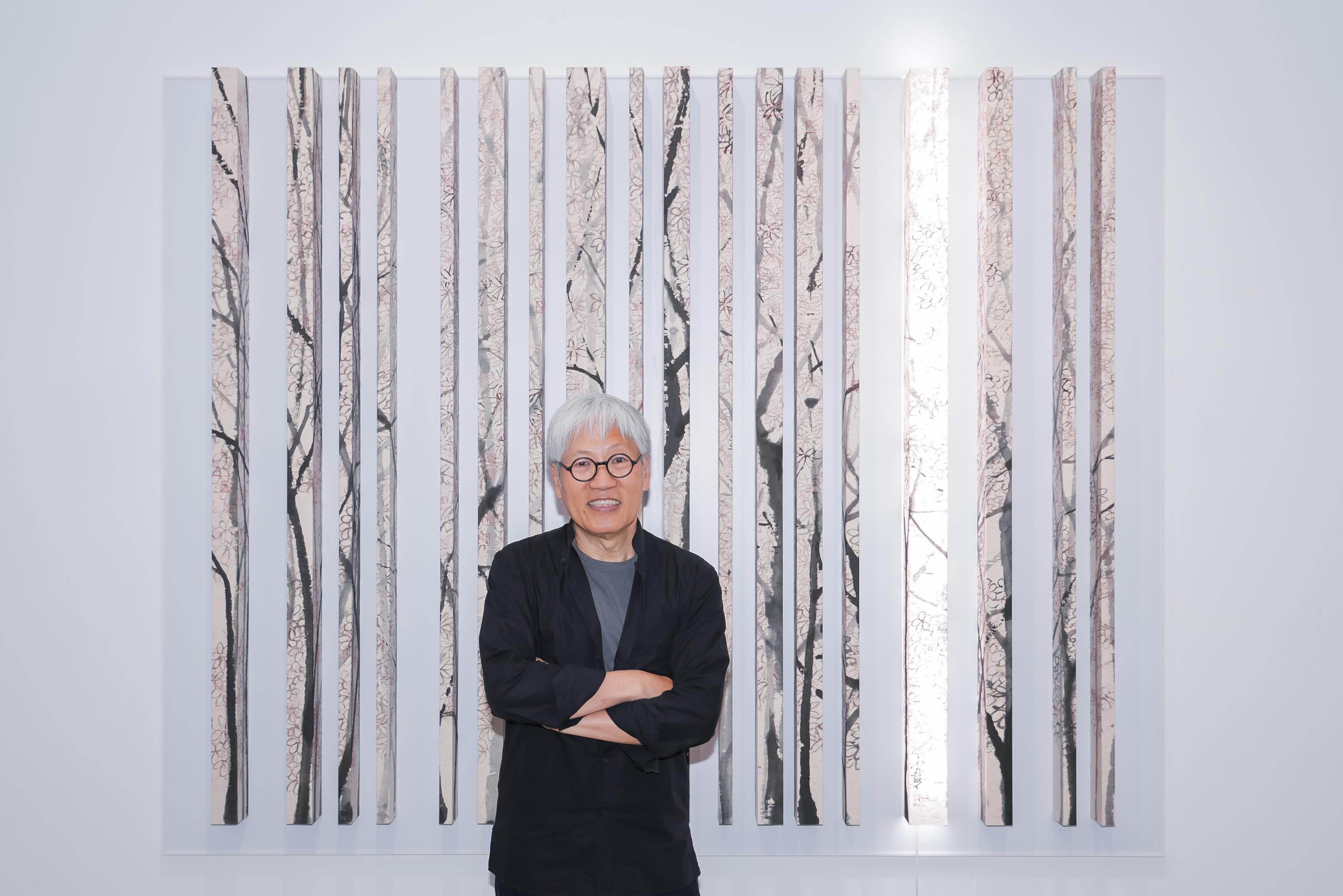 Co-organised by the Art Promotion Office and the Shenzhen Fringe Art Center, the first thematic exhibition, "Ink Impressions and Silk Inspirations" of the "Ink Art Ensembles" exhibition series in the Greater Bay Area, is on display until June 9 at the Guangming Culture and Art Center. Photo shows Hong Kong artist Raymond Fung and his artwork "Thousands of Words".

