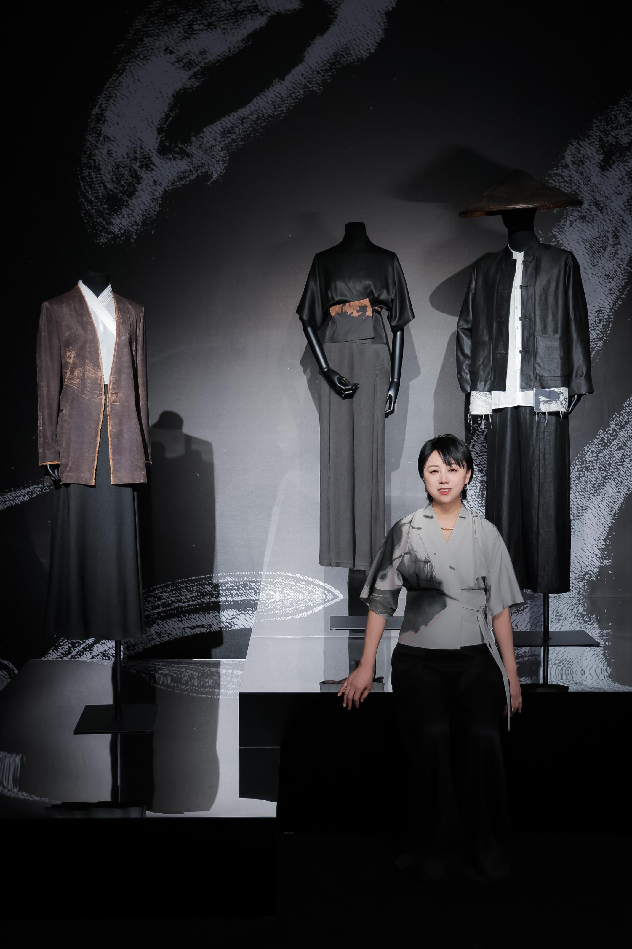 Co-organised by the Art Promotion Office and the Shenzhen Fringe Art Center, the first thematic exhibition, "Ink Impressions and Silk Inspirations" of the "Ink Art Ensembles" exhibition series in the Greater Bay Area, is on display until June 9 at the Guangming Culture and Art Center. Photo shows Mainland artist Xing Lili and her fashion creation "Ink Traces on Xiangyun Sha" collection.
