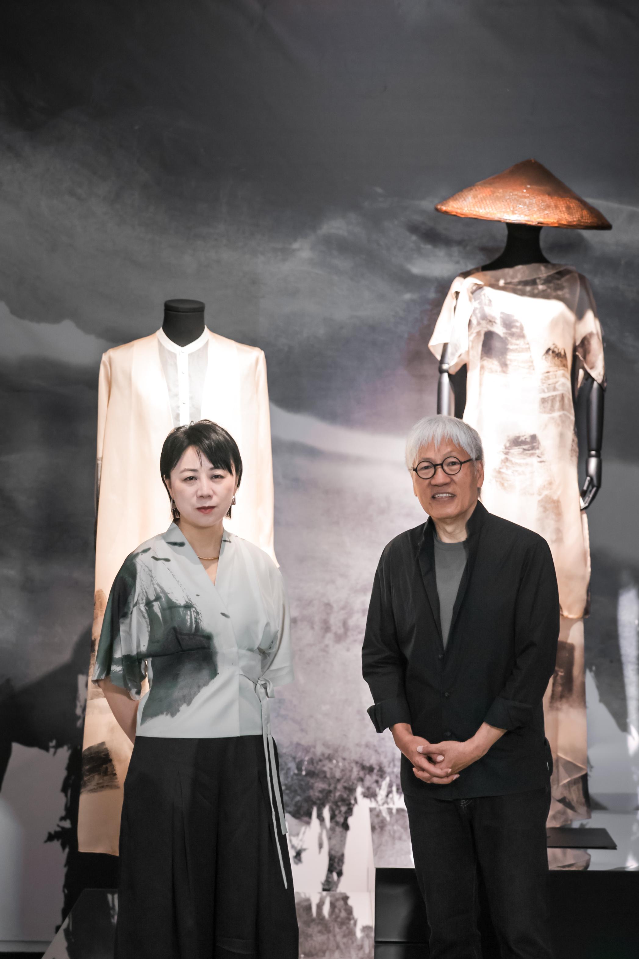 Co-organised by the Art Promotion Office and the Shenzhen Fringe Art Center, the first thematic exhibition, "Ink Impressions and Silk Inspirations" of the "Ink Art Ensembles" exhibition series in the Greater Bay Area, is on display until June 9 at the Guangming Culture and Art Center. Photo shows Hong Kong artist Raymond Fung (right) and Mainland artist Xing Lili (left).