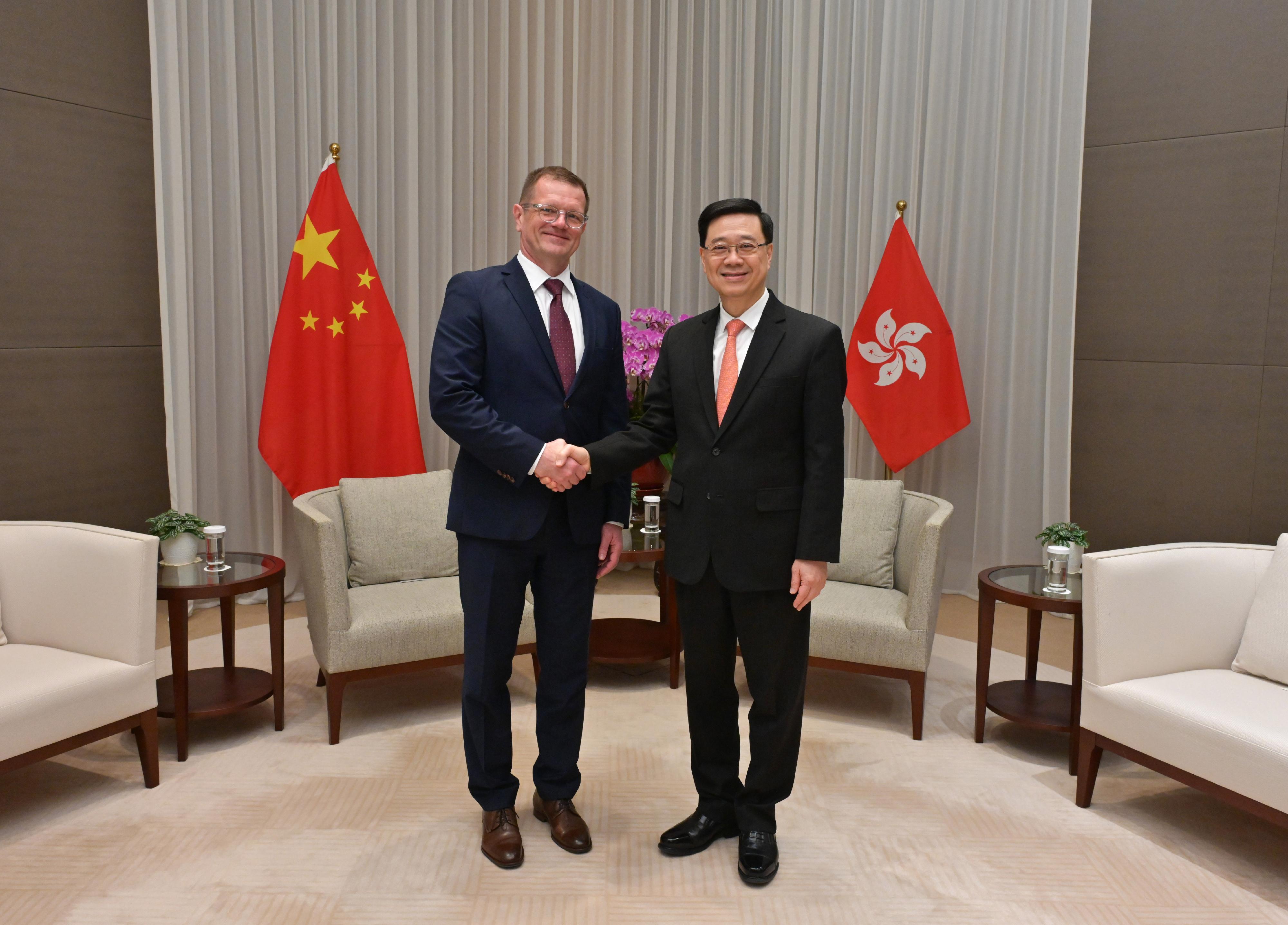 The Chief Executive, Mr John Lee (right), meets the Deputy Prime Minister for the EU Recovery Plan and the Knowledge Economy of the Slovak Republic, Mr Peter Kmec (left), today (April 28).