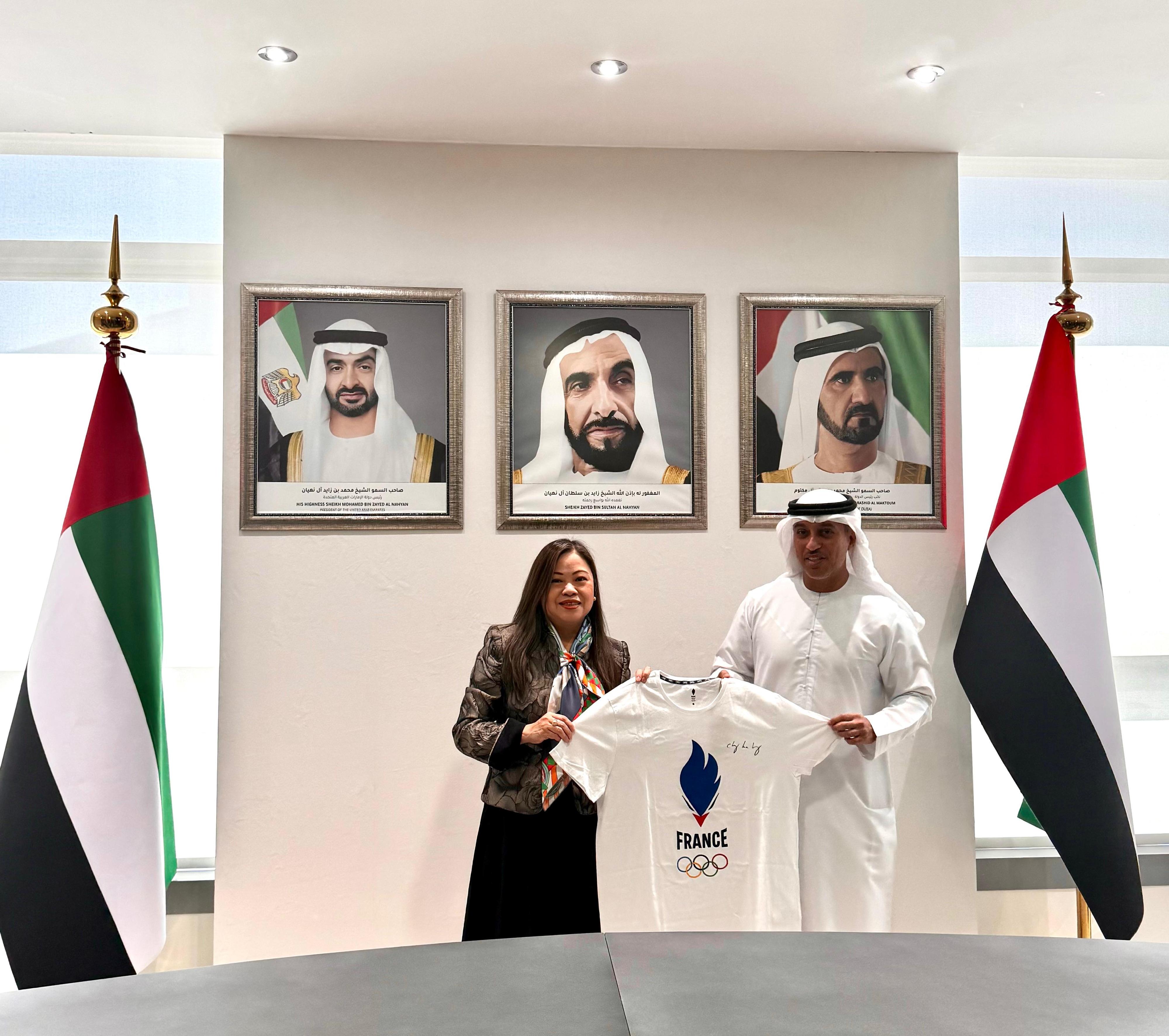 The Secretary for Culture, Sports and Tourism, Miss Rosanna Law, started her visit to Dubai, the United Arab Emirates (UAE) yesterday (April 28, Dubai time). Miss Law (left) had a fruitful exchange with the UAE Minister of Sports, HE Dr Ahmad Belhoul Al Falasi (right) in the morning, and exchanged gifts after the meeting.