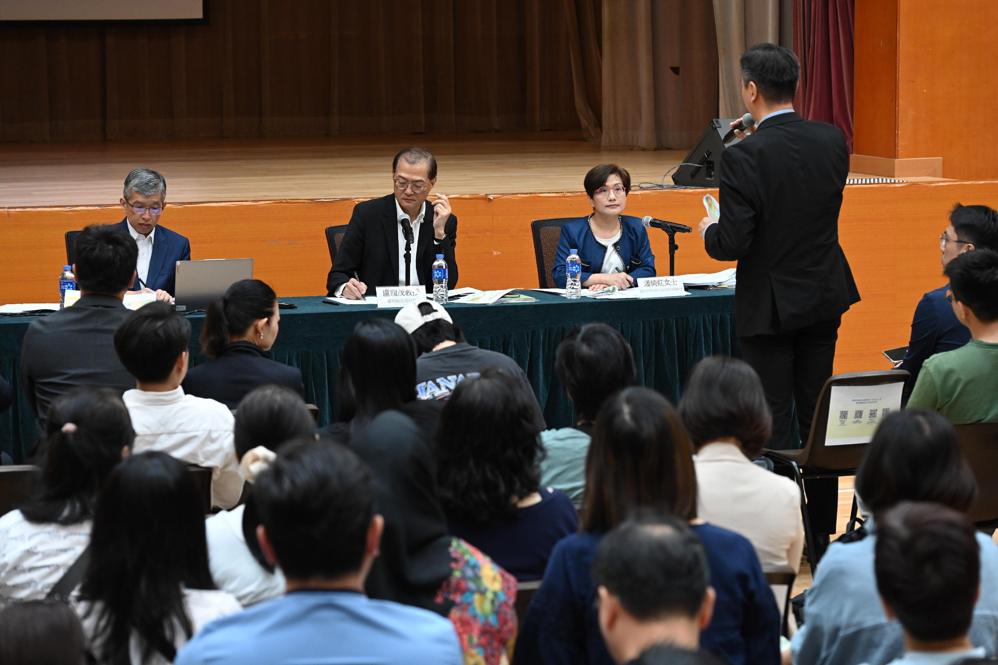 醫務衞生局局長盧寵茂教授（中）、醫院管理局（醫管局）代理行政總裁鄧耀鏗醫生（左）和醫管局總行政經理（專職醫療）潘綺紅（右）今日（四月二十九日）出席首場公營醫療收費改革區議會簡介會，向超過二百名區議員和地區人士詳細講解改革內容。
