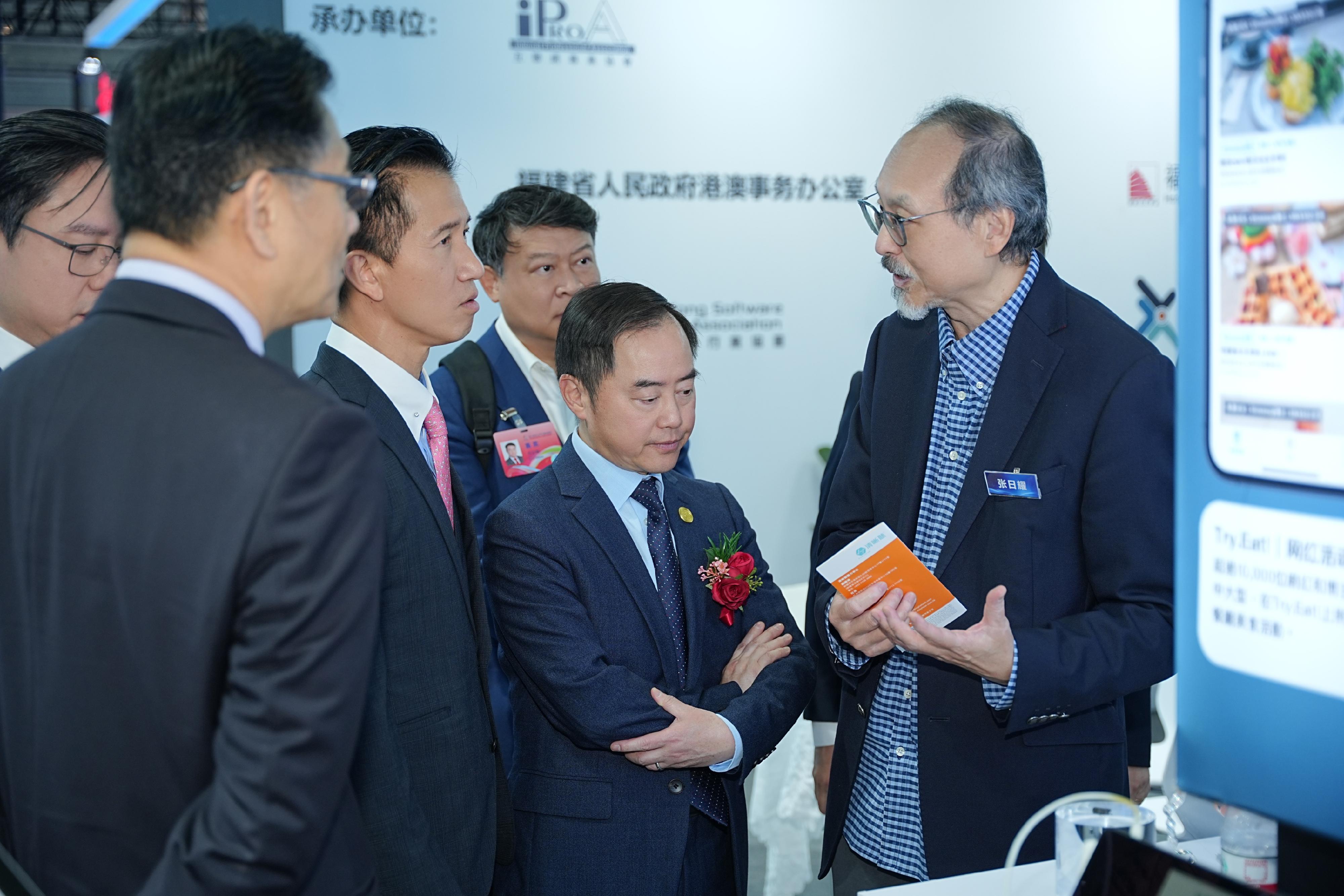 The Commissioner for Digital Policy, Mr Tony Wong (second right), visited the Hong Kong Pavilion at the on-site experience area of the 8th Digital China Summit in Fuzhou yesterday (April 28) and was briefed by an exhibitor on Hong Kong's innovation and technology products and solutions.