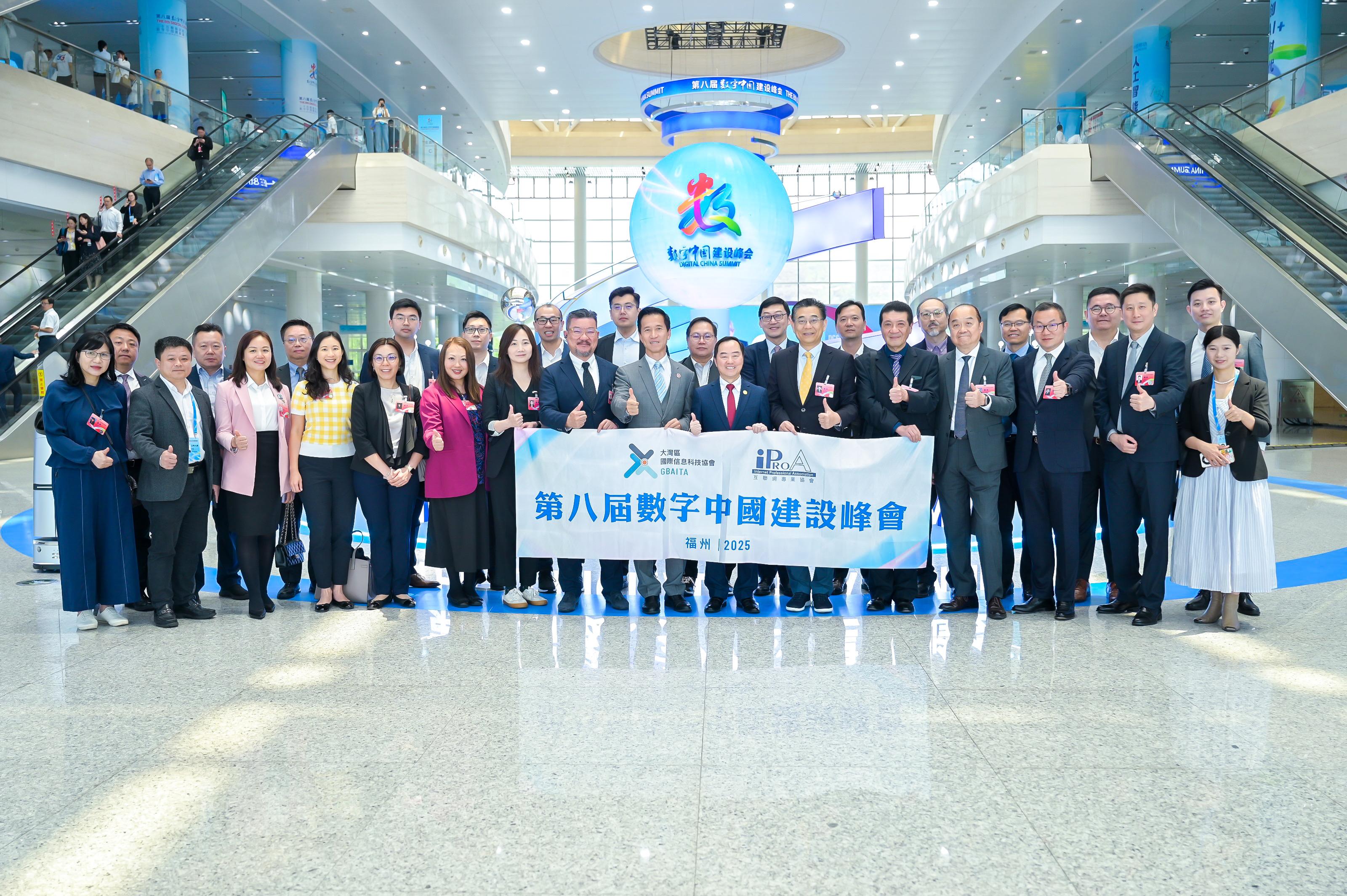The Commissioner for Digital Policy, Mr Tony Wong (front row, seventh right), attended the opening ceremony of the 8th Digital China Summit in Fuzhou today (April 29).