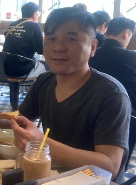 四十五歲男子周貴倫身高約一點六七米，體重約五十九公斤，中等身材，圓面型，黃皮膚及蓄短黑髮。他最後露面時衣着不詳。