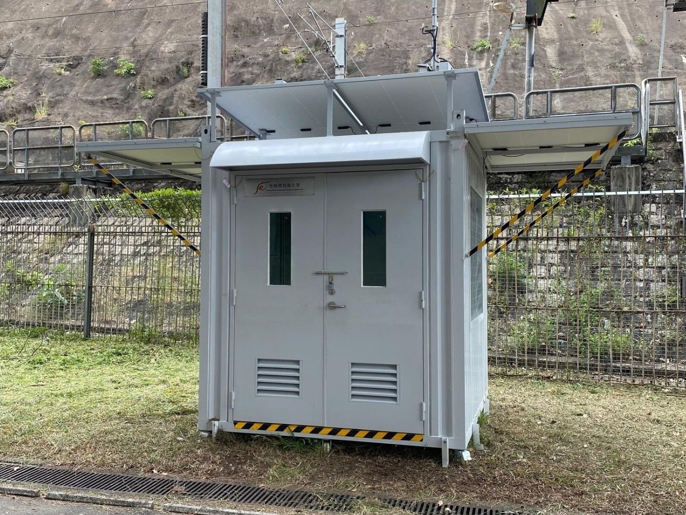A spokesman for the Food and Environmental Hygiene Department (FEHD) said today (April 30) that the department is committed to providing frontline cleansing workers with an appropriate working and resting environment. It continuously reviews their basic needs, including access to drinking water, places for short breaks, water for cleansing tools, and toilet facilities, to ensure that the needs of all frontline cleansing workers are met. Where conditions permit, the FEHD will also strive to further improve the working environment and provide more convenient staff facilities by refurbishing or upgrading refuse collection points. Since 2023, the FEHD has installed 133 solar cooling kiosks, which are equipped with solar-powered facilities, including air coolers, electric fans, and exhaust fans. Photo shows the appearance of a solar cooling kiosk.
