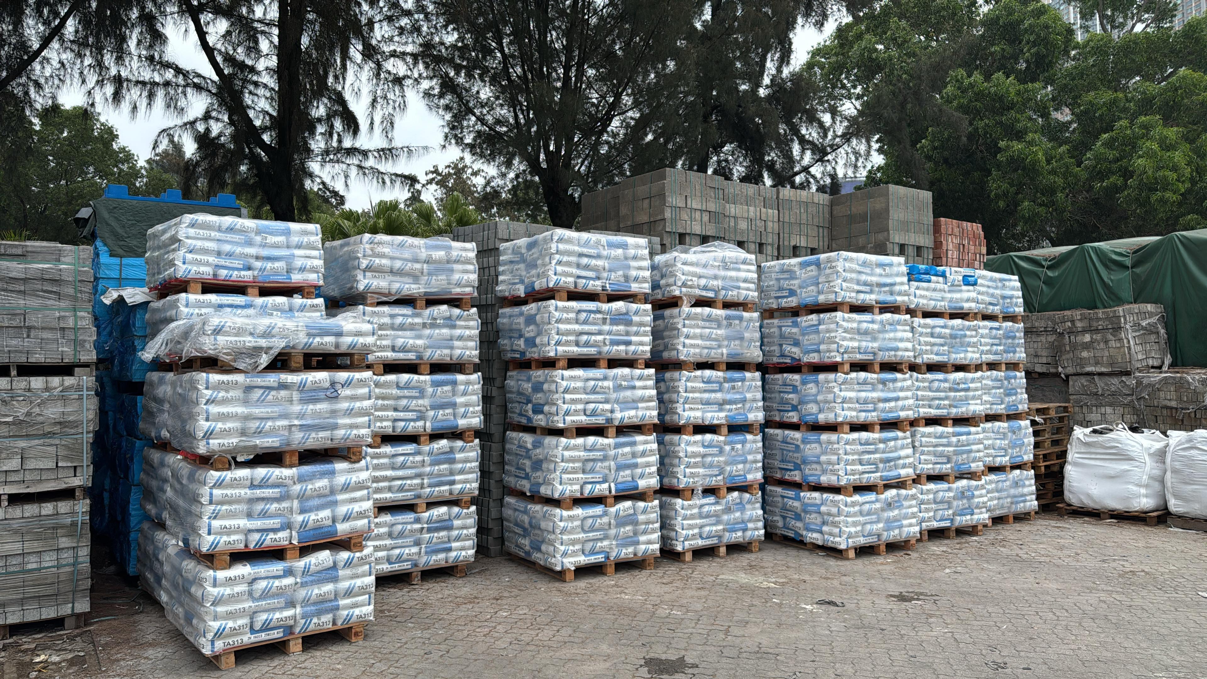 Hong Kong Customs today (April 30) took enforcement action at Kwun Tong and Yau Ma Tei to combat the sale of counterfeit goods activities and seized about 2 400 bags of suspected counterfeit tile adhesive, weighing about 60 tonnes in total, with an estimated market value of about $200,000. Photo shows the suspected counterfeit tile adhesive seized.