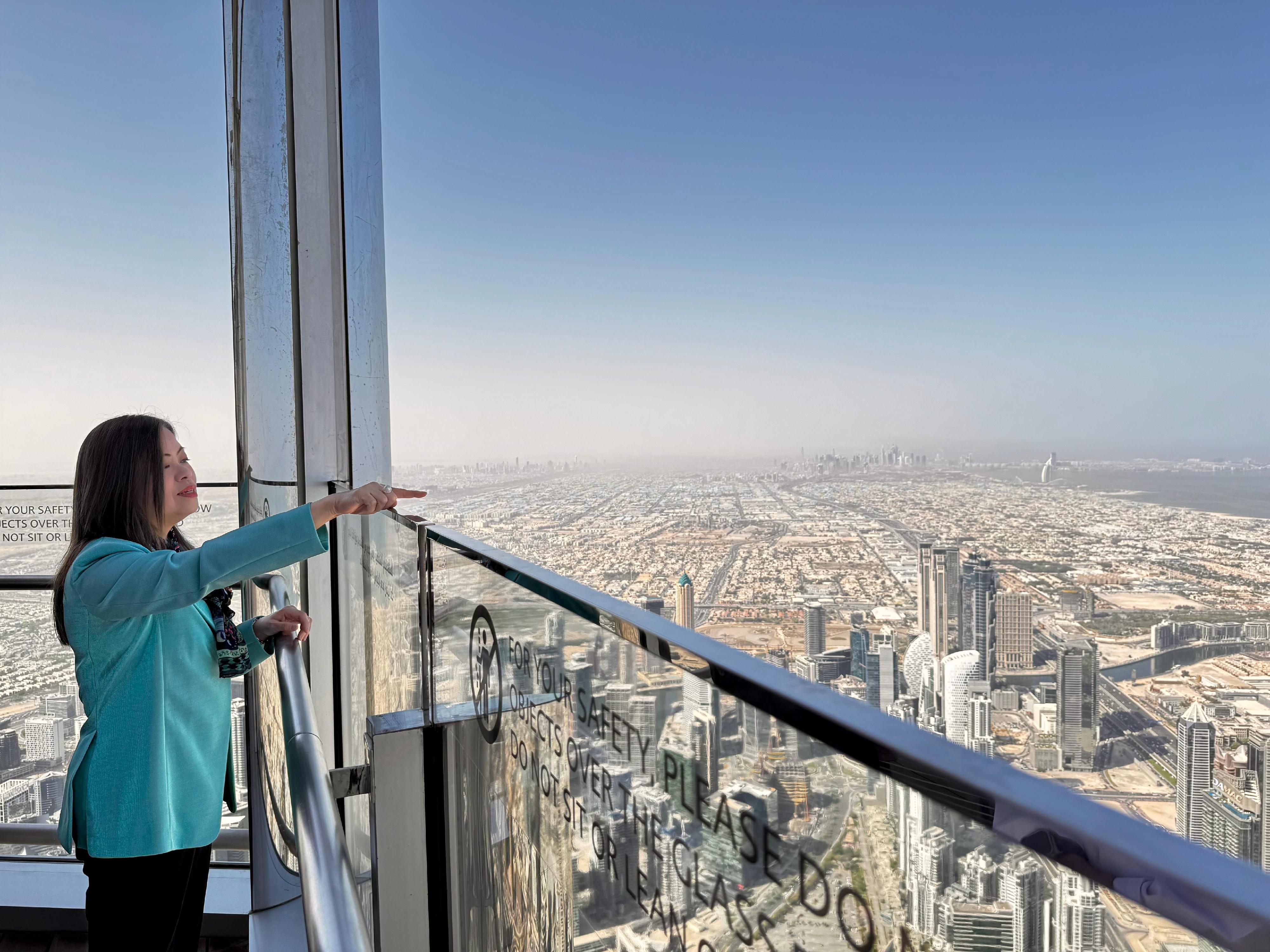 The Secretary for Culture, Sports and Tourism, Miss Rosanna Law, continued her visit to the United Arab Emirates on April 29 (Dubai time). Photo shows Miss Law visiting the Burj Khalifa.
