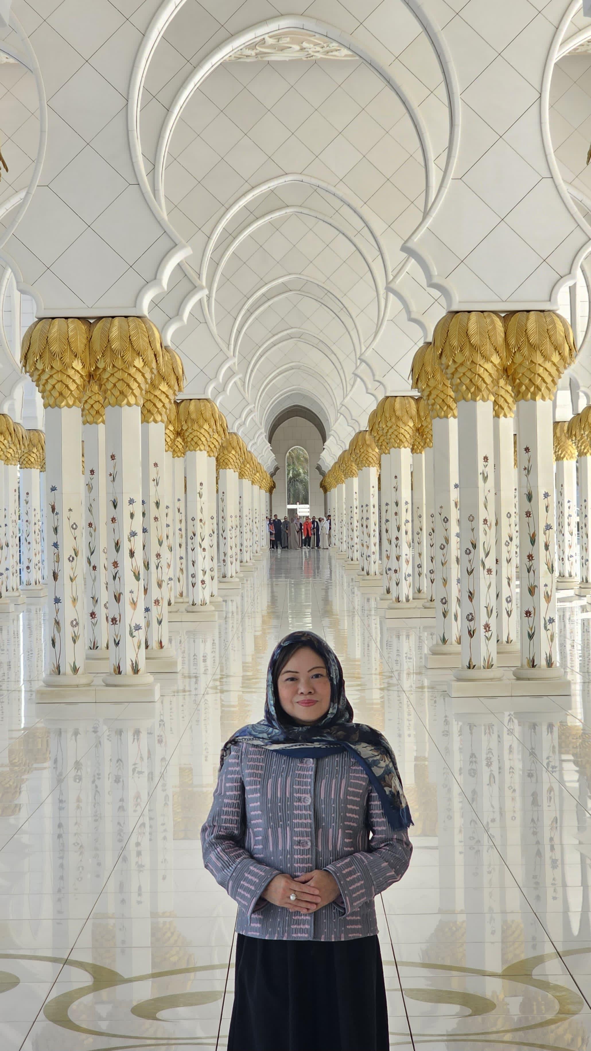 The Secretary for Culture, Sports and Tourism, Miss Rosanna Law, continued her visit to the United Arab Emirates today (April 30, Abu Dhabi time). Photo shows Miss Law visiting the Sheikh Zayed Grand Mosque in Abu Dhabi.