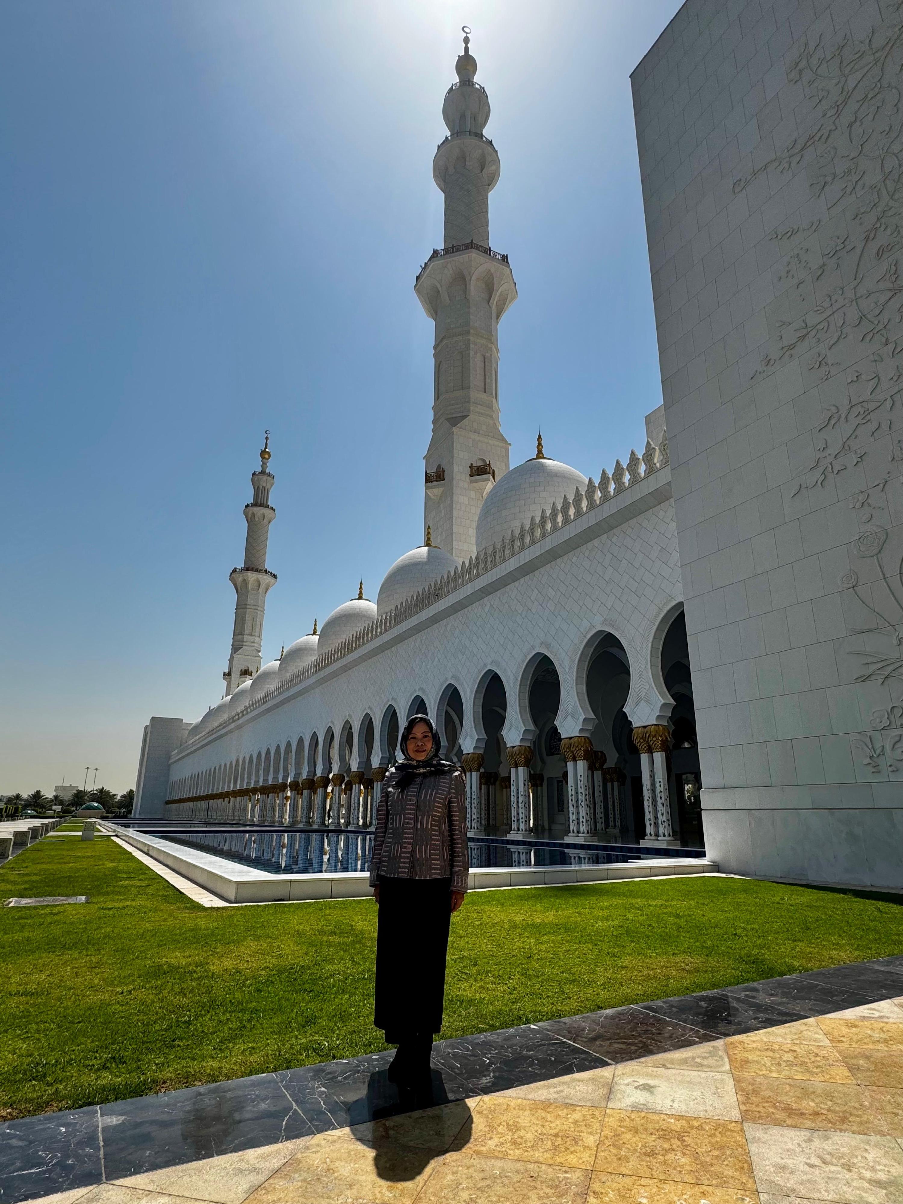 The Secretary for Culture, Sports and Tourism, Miss Rosanna Law, continued her visit to the United Arab Emirates today (April 30, Abu Dhabi time). Photo shows Miss Law visiting the Sheikh Zayed Grand Mosque in Abu Dhabi.