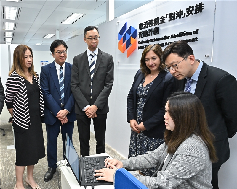 The abolition of MPF offsetting arrangement takes effect today (May 1). Photo shows a staff member of the Service Centre for Subsidy Scheme for Abolition of MPF Offsetting Arrangement demonstrating to the Secretary for Labour and Welfare, Mr Chris Sun (second right), and the Deputy Commissioner for Labour (Labour Administration), Mr Raymond Ho (second left), on how employers may submit and complete subsidy applications through the one-stop e-platform TransitionEase Portal.