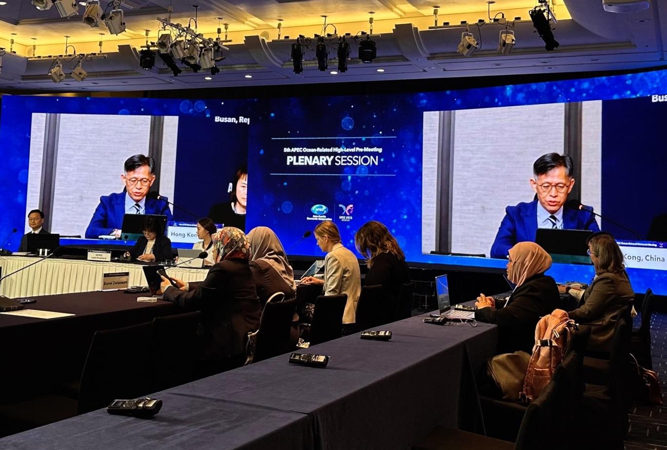 The Director of Agriculture, Fisheries and Conservation, Mr Mickey Lai, attended the 5th Asia-Pacific Economic Cooperation Ocean-Related Ministerial Meeting held yesterday (April 30) and today (May 1) in Busan, Korea. Photo shows Mr Lai speaking at the meeting.