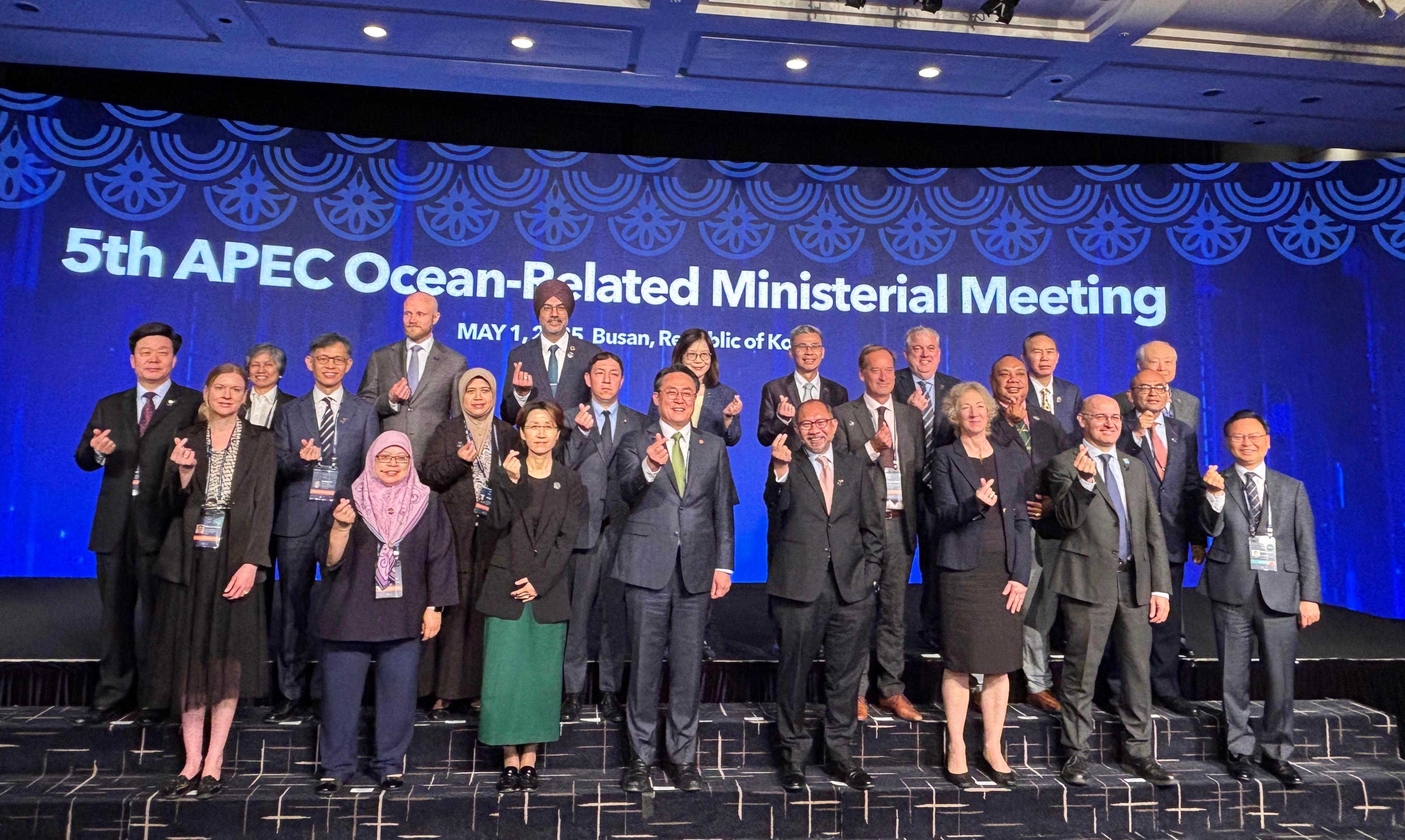 The Director of Agriculture, Fisheries and Conservation, Mr Mickey Lai, attended the 5th Asia-Pacific Economic Cooperation Ocean-Related Ministerial Meeting held yesterday (April 30) and today (May 1) in Busan, Korea. Photo shows Mr Lai (second left, second row) with other representatives from APEC member economies.