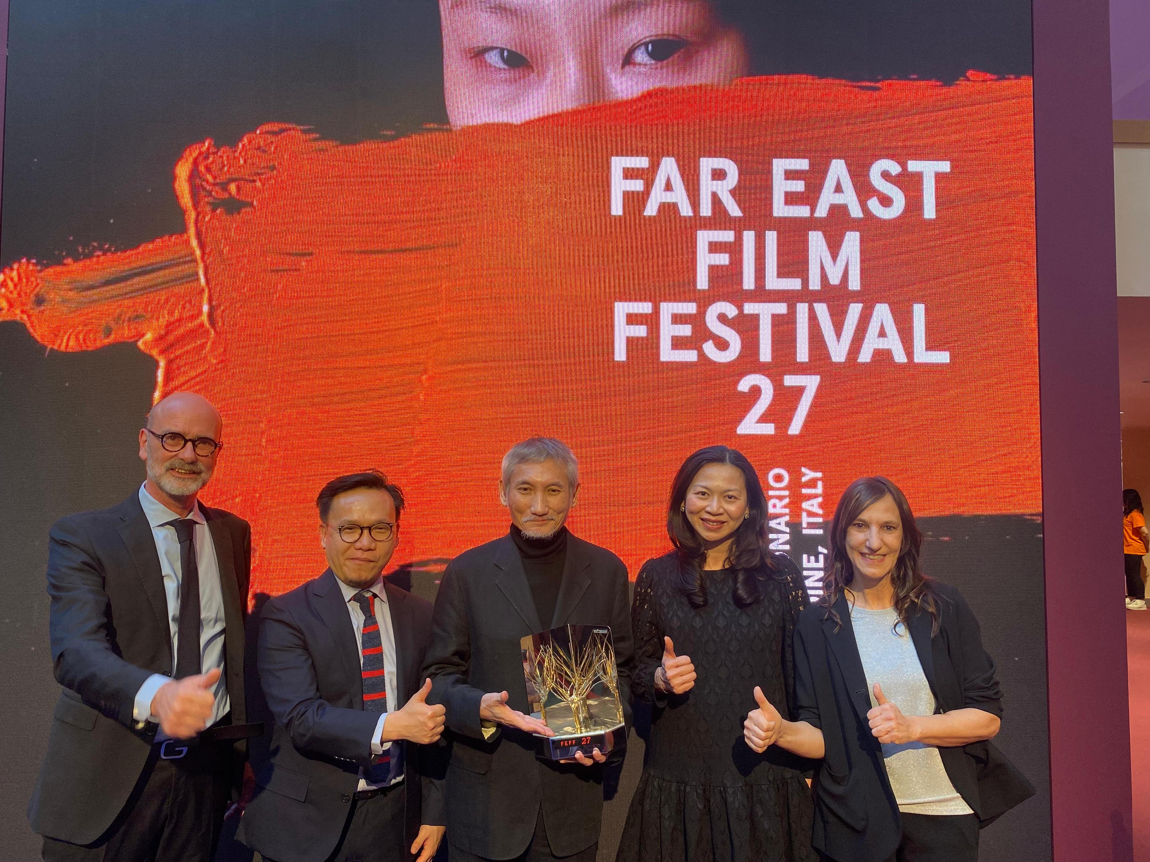 The Cultural and Creative Industries Development Agency of the Culture, Sports and Tourism Bureau and the Hong Kong Film Development Council led an industry delegation to participate in the 27th Far East Film Festival in Udine, Italy. Photos shows Assistant Commissioner for Cultural and Creative Industries and Secretary-General of the Film Development Council Mr Gary Mak (second left) extending his congratulations to renowned director Tsui Hark (centre) on receiving the Golden Mulberry Award for Lifetime Achievement of the 27th Far East Film Festival in Udine, Italy at its prize presentation ceremony last night (April 30, Udine time).