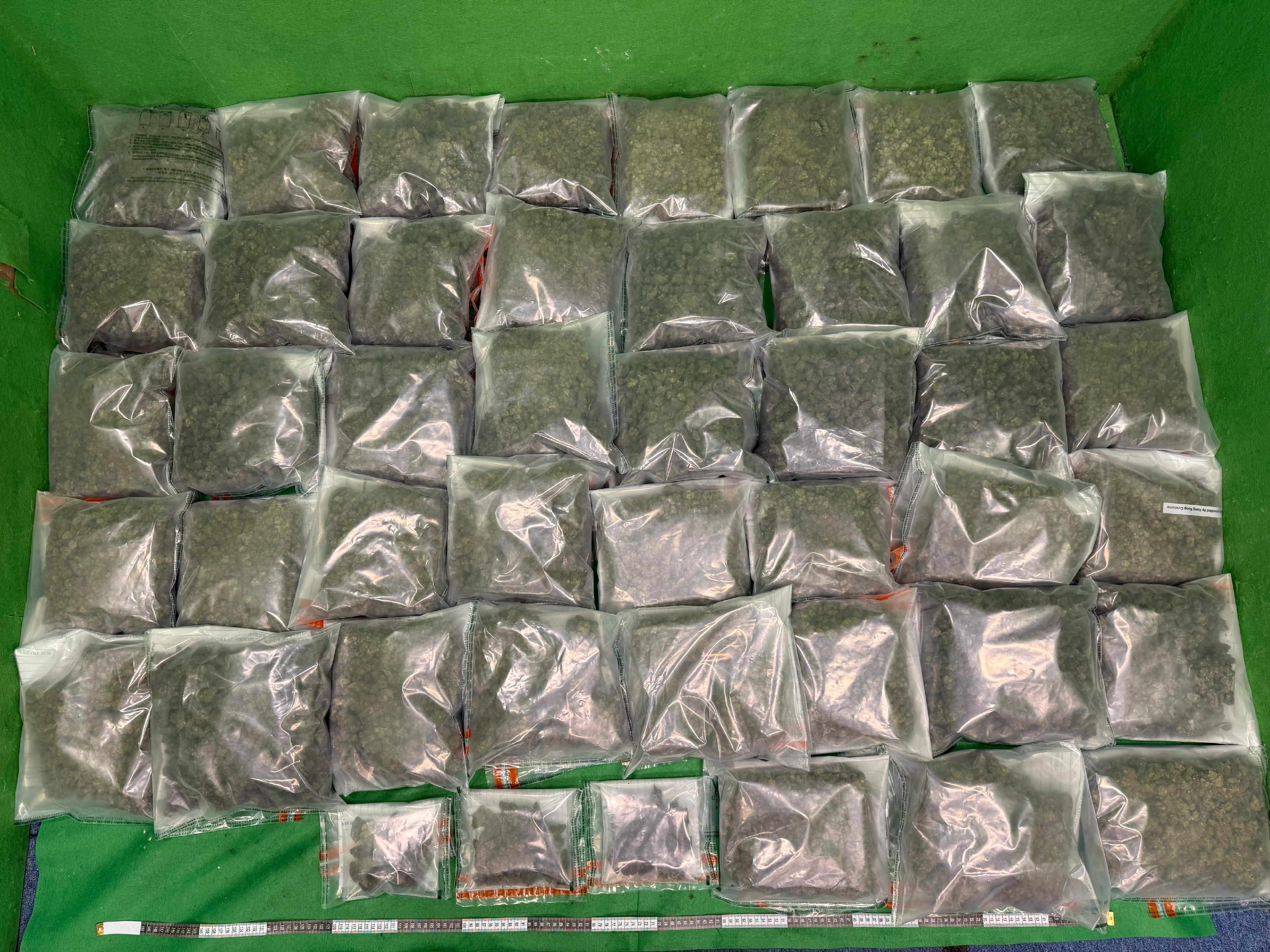 Hong Kong Customs yesterday (April 30) detected a drug trafficking case involving baggage concealment at Hong Kong International Airport and seized about 25 kilograms of suspected cannabis buds with an estimated market value of about $5.4 million. Photo show the suspected cannabis buds seized.
