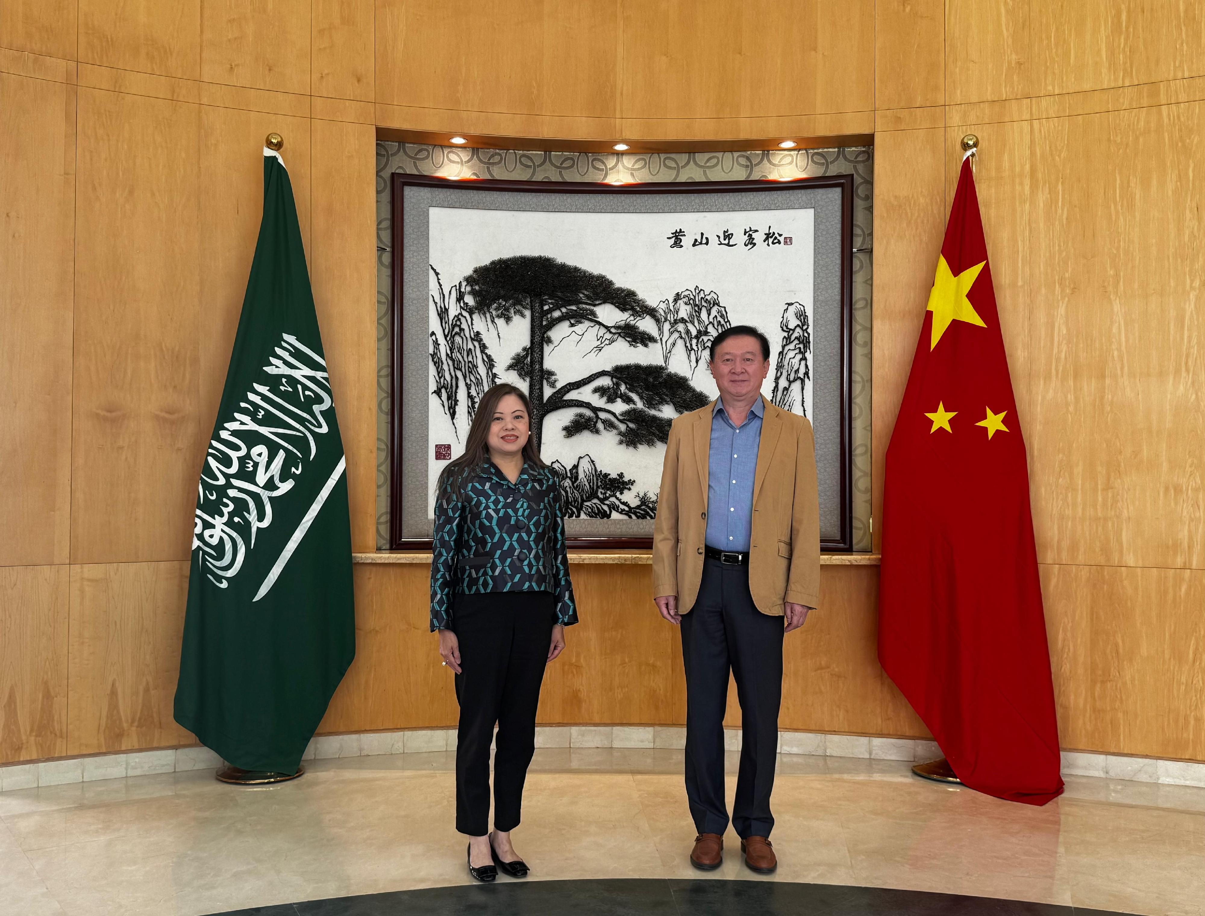 文化體育及旅遊局局長羅淑佩今日（利雅得時間五月一日）展開沙特阿拉伯利雅得的訪問行程。羅淑佩（左）拜訪了中華人民共和國駐沙特阿拉伯王國特命全權大使常華（右），並簡報過去三日訪問阿拉伯聯合酋長國的情況，表示這次訪問讓她獲得了豐富而深刻的感受。
