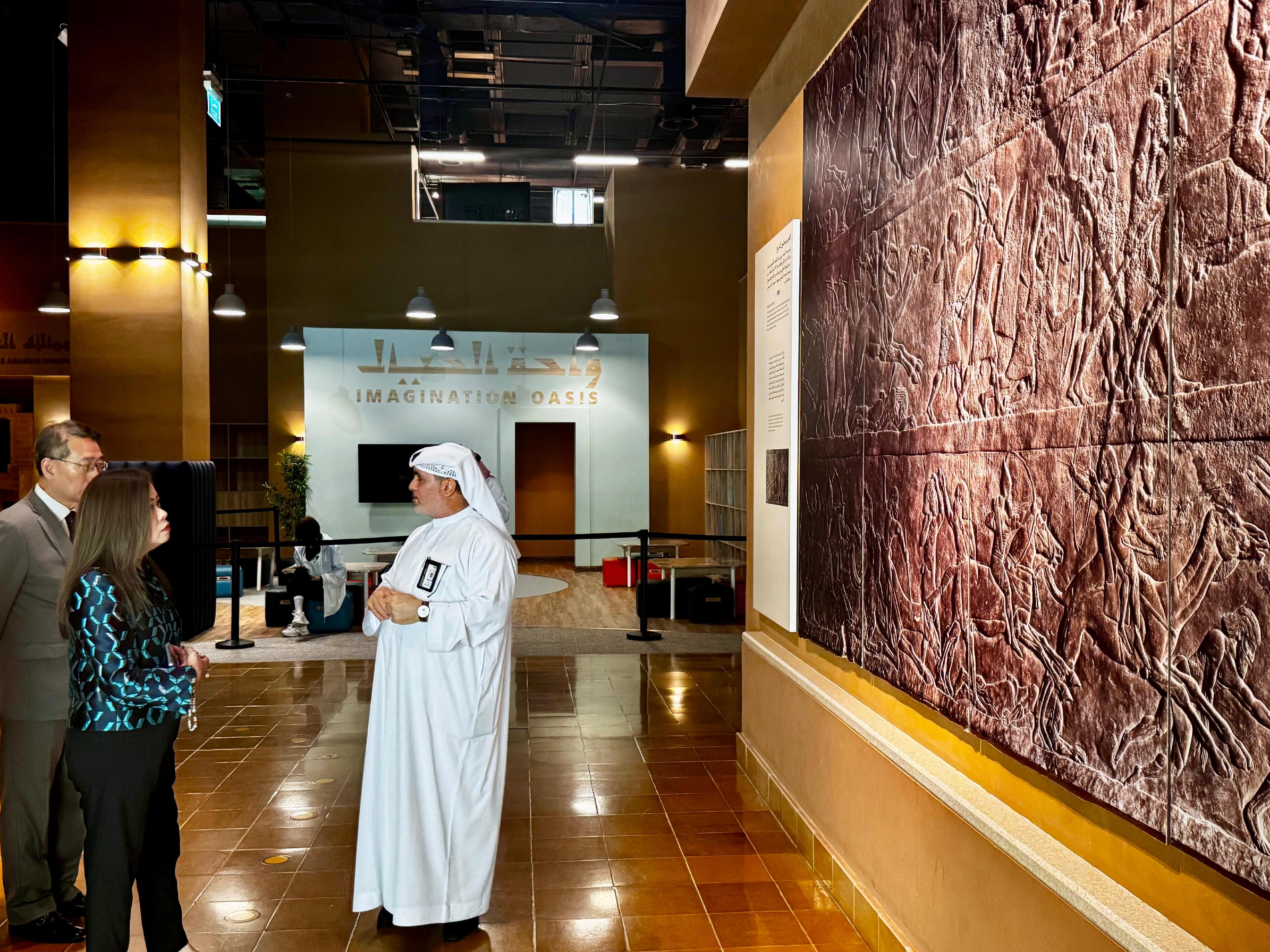 The Secretary for Culture, Sports and Tourism, Miss Rosanna Law, commenced her visit to Riyadh, Saudi Arabia today (May 1, Riyadh time). Photo shows Miss Law (centre) visited the Saudi National Museum, where she learnt more about the rich artistic and historical exhibits that reflect the cultural heritage and history of Saudi Arabia.