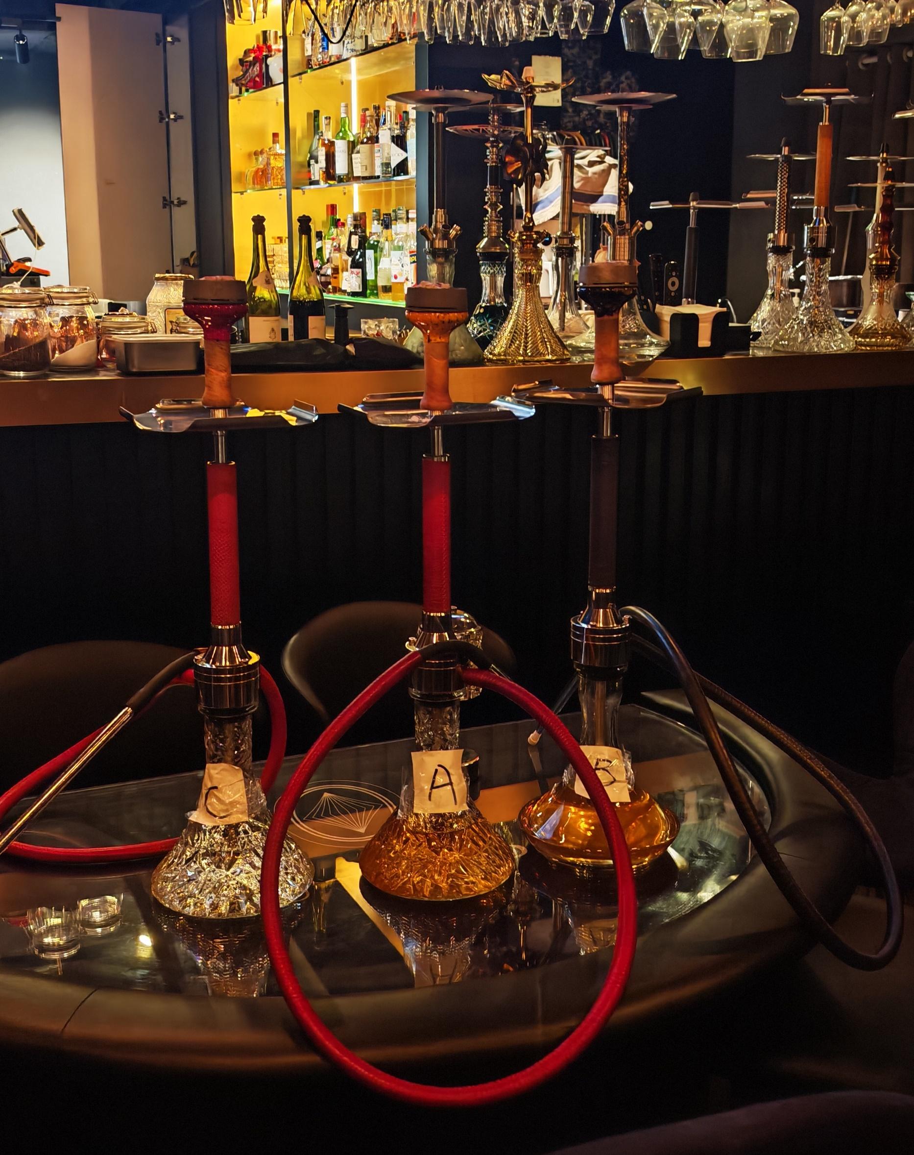 衞生署控煙酒辦公室（控煙酒辦）繼續嚴厲打擊禁煙區非法吸食水煙違法活動，昨晚（五月一日）派員到中環進行代號「菸滅」的行動，共發出五張定額罰款通知書。圖示控煙酒辦人員在行動中檢取的水煙。