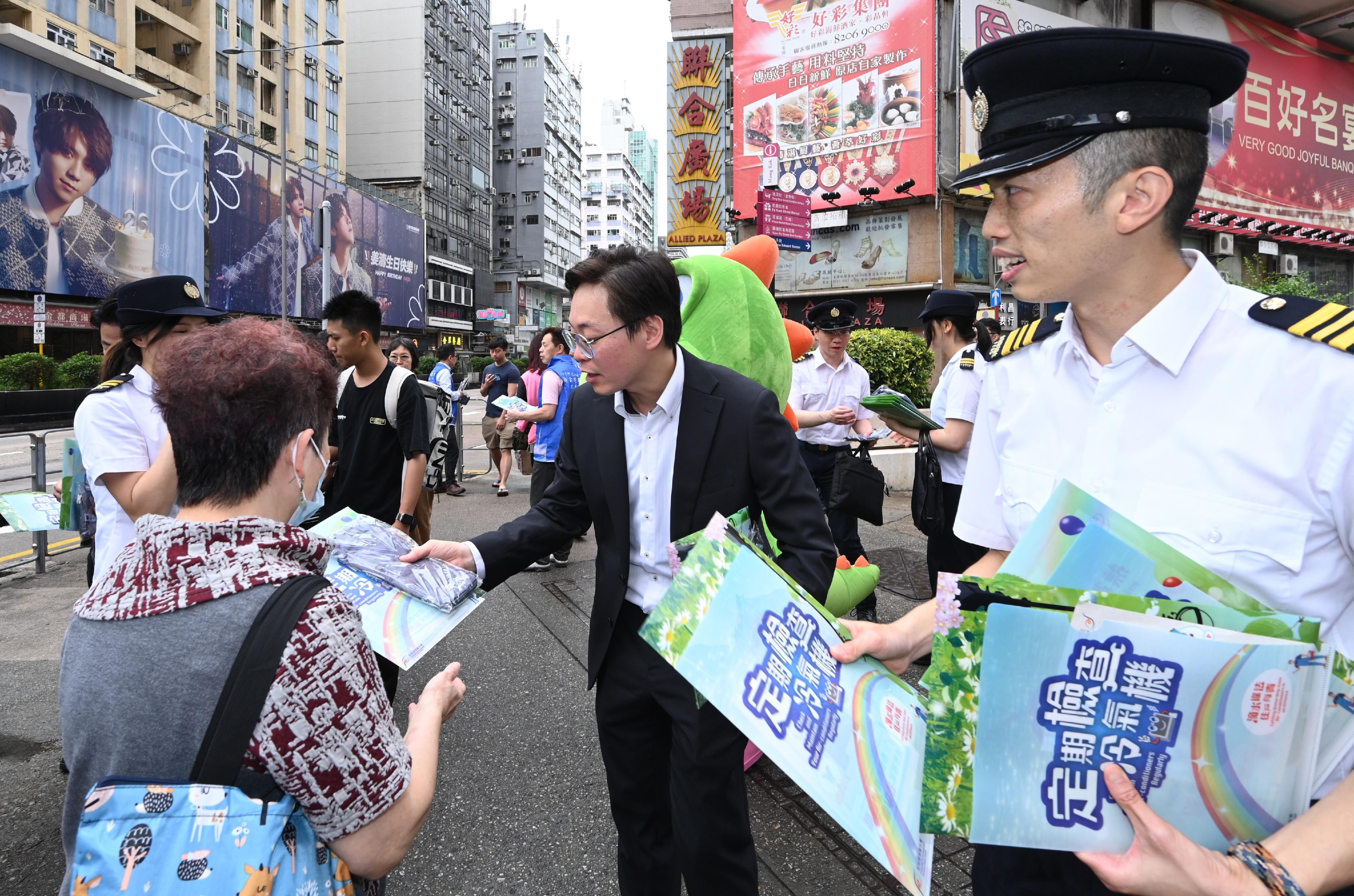A spokesman for the Food and Environmental Hygiene Department (FEHD) said today (May 2) that, in preparation for the upcoming summer, the FEHD has rolled out proactive measures, including enhancing publicity and education campaigns, as well as targeted inspections of buildings with dripping air conditioners. From May to September, the FEHD will conduct territory-wide enforcement operations to crack down on illegal acts of dripping air conditioners in private buildings, aiming to minimise nuisances to the public, enhance environmental hygiene, and improve the city's appearance. Photo shows staff of the FEHD carrying out publicity and education work in Mong Kok district earlier to distribute promotional leaflets to members of the public.
