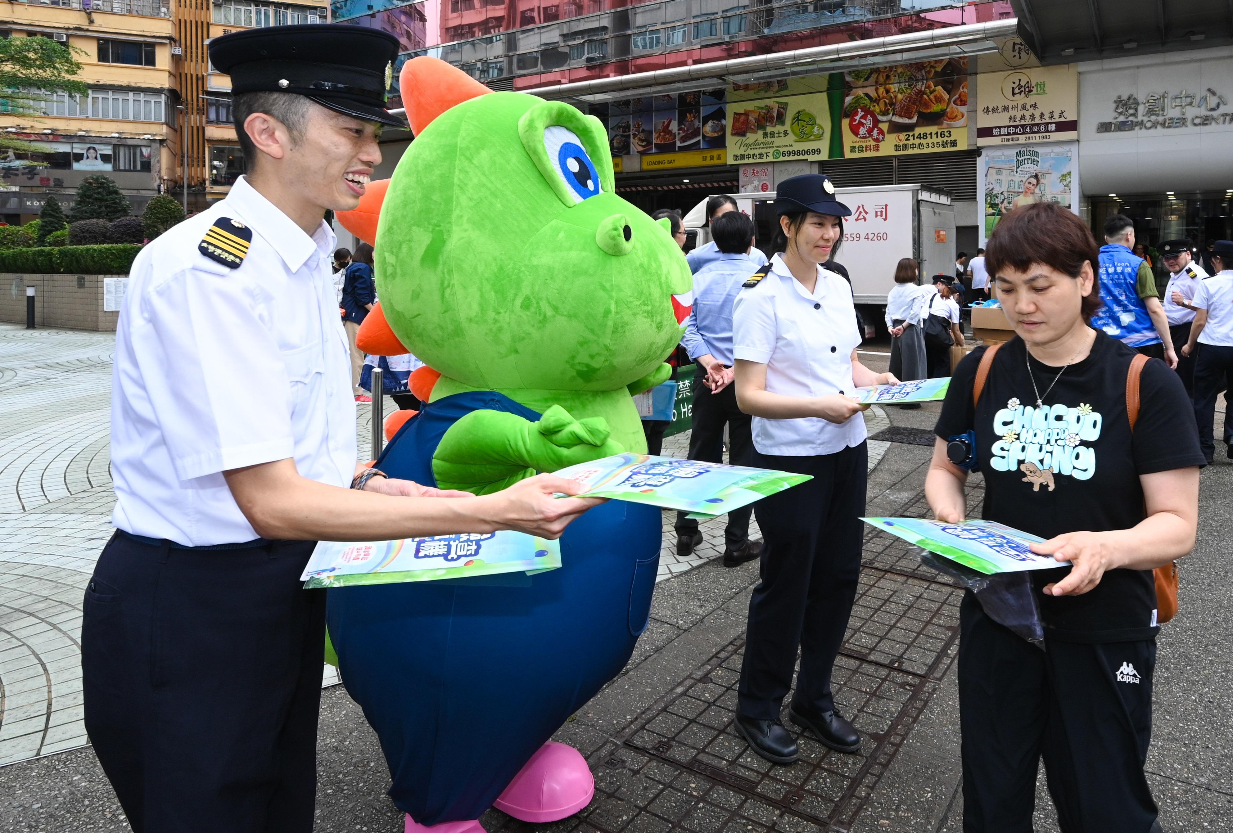 A spokesman for the Food and Environmental Hygiene Department (FEHD) said today (May 2) that, in preparation for the upcoming summer, the FEHD has rolled out proactive measures, including enhancing publicity and education campaigns, as well as targeted inspections of buildings with dripping air conditioners. From May to September, the FEHD will conduct territory-wide enforcement operations to crack down on illegal acts of dripping air conditioners in private buildings, aiming to minimise nuisances to the public, enhance environmental hygiene, and improve the city's appearance. Photo shows staff of the FEHD carrying out publicity and education work in Mong Kok district earlier to distribute promotional leaflets to members of the public.