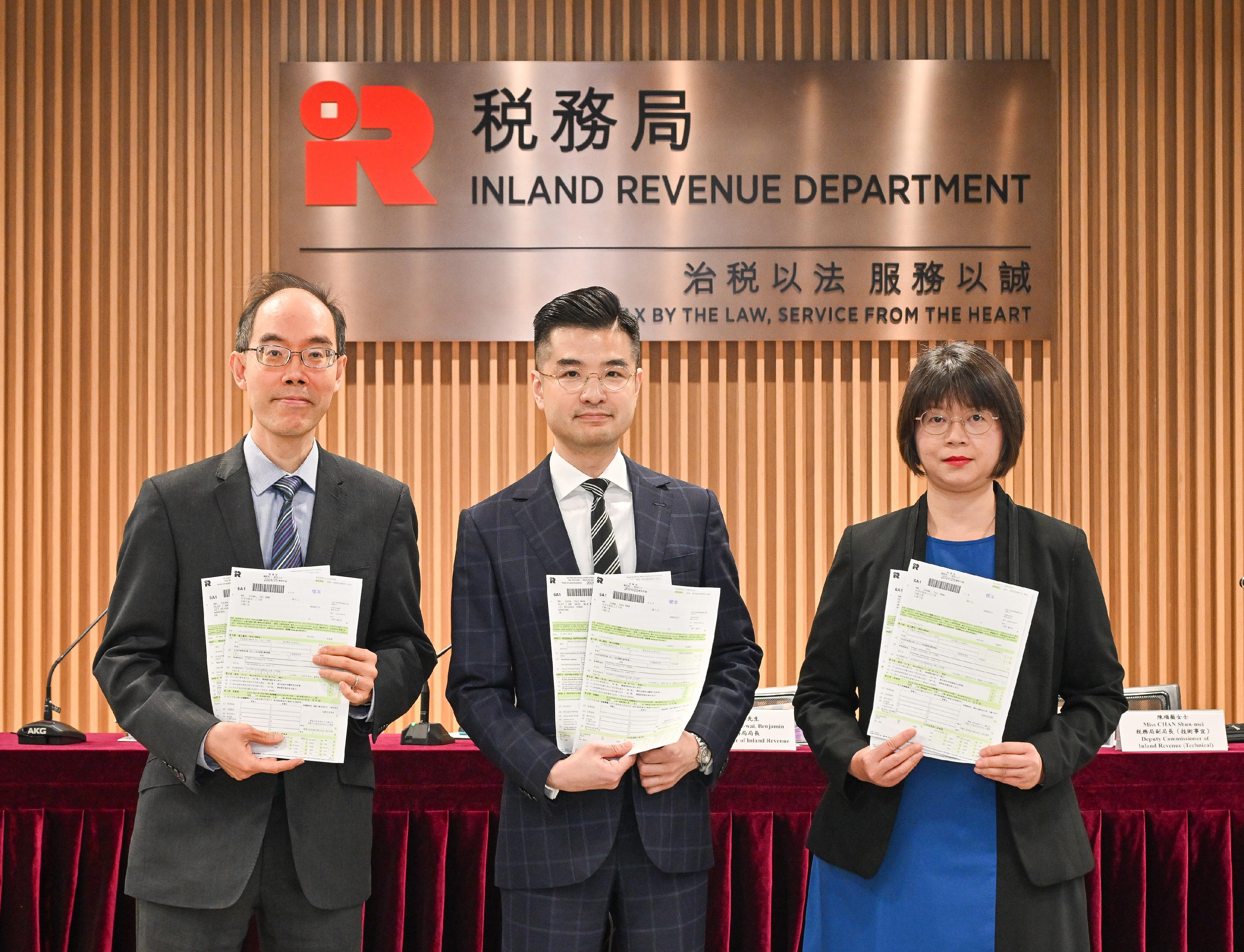 稅務局局長陳施維（中）今日（五月二日）主持記者會，介紹填報二○二四／二五課稅年度報稅表事宜、將於今年七月在「稅務易」下推出的三個新稅務網站，以及二○二四至二五財政年度稅收。稅務局副局長（執行事務）梁建華（左）和稅務局副局長（技術事宜）陳順薇（右）亦有出席。