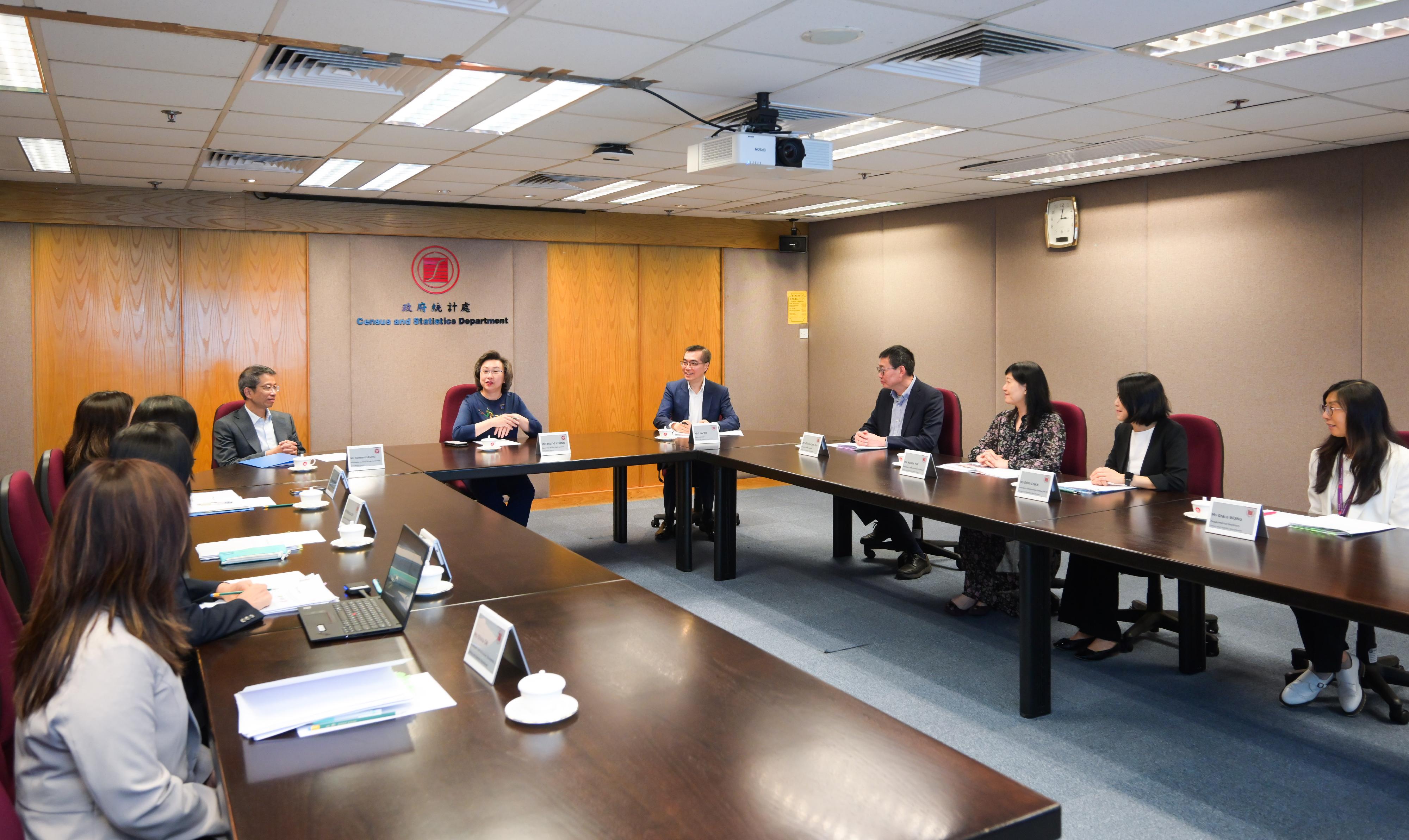 The Secretary for the Civil Service, Mrs Ingrid Yeung, visited the Census and Statistics Department this afternoon (May 2). Photo shows Mrs Yeung (second left) meeting with the Commissioner for Census and Statistics, Mr Leo Yu (third left), and the directorate staff to receive an update on the department's latest developments and key initiatives. Looking on is the Permanent Secretary for the Civil Service, Mr Clement Leung (first left).