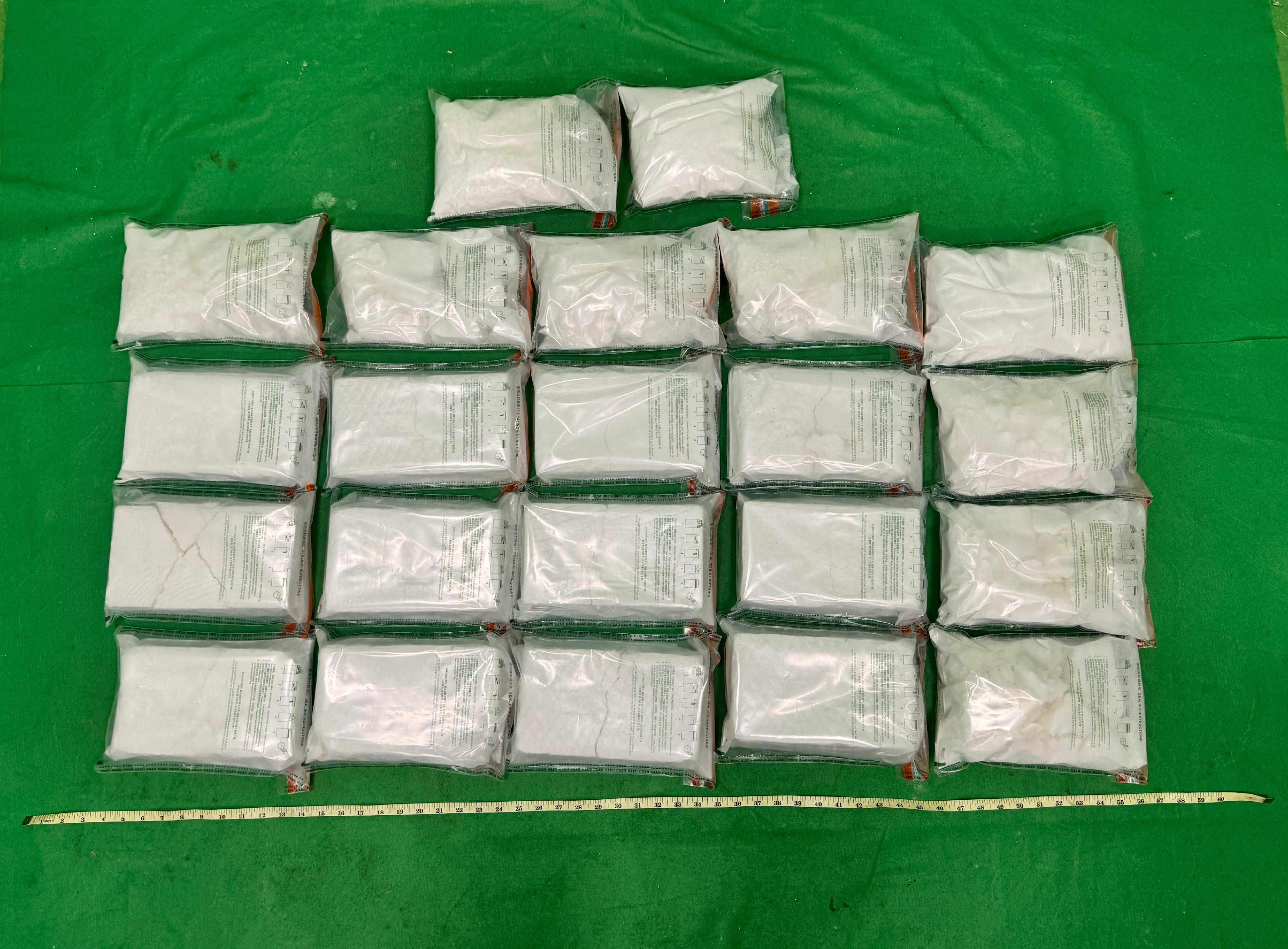 香港海關昨日（五月一日）在香港國際機場偵破一宗行李藏毒的販毒案件，檢獲約二十四公斤、估計市值約一千九百萬元懷疑可卡因。圖示檢獲的懷疑可卡因。
