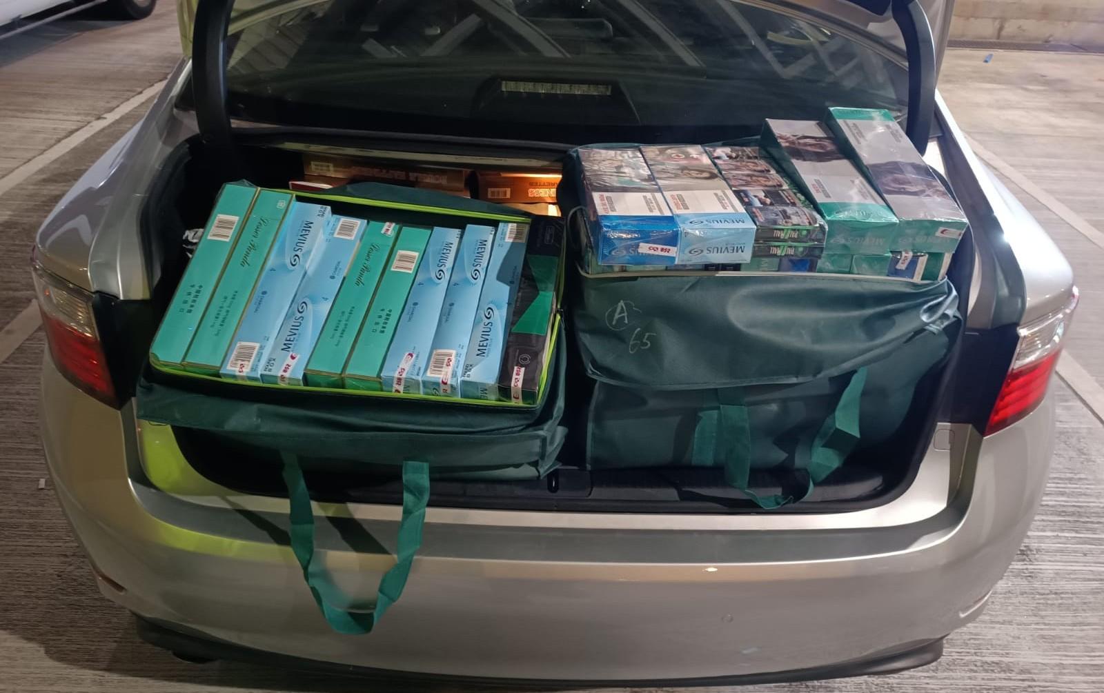 一名四十三歲入境男司機因進口未完稅香煙及未有向海關人員作出申報，違反《應課稅品條例》，今日（五月二日）在西九龍裁判法院被判處監禁五個月和罰款一千元。圖示藏於車尾行李箱的未完稅香煙。