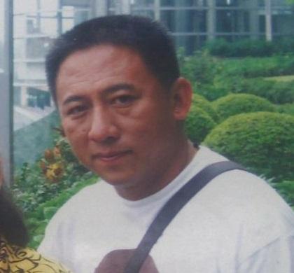 五十九歲男子劉健身高約一點七米，體重約八十公斤，肥身材，圓面型，黃皮膚及蓄短黑髮。他最後露面時身穿黃色短袖上衣、藍色牛仔褲及黑色拖鞋。