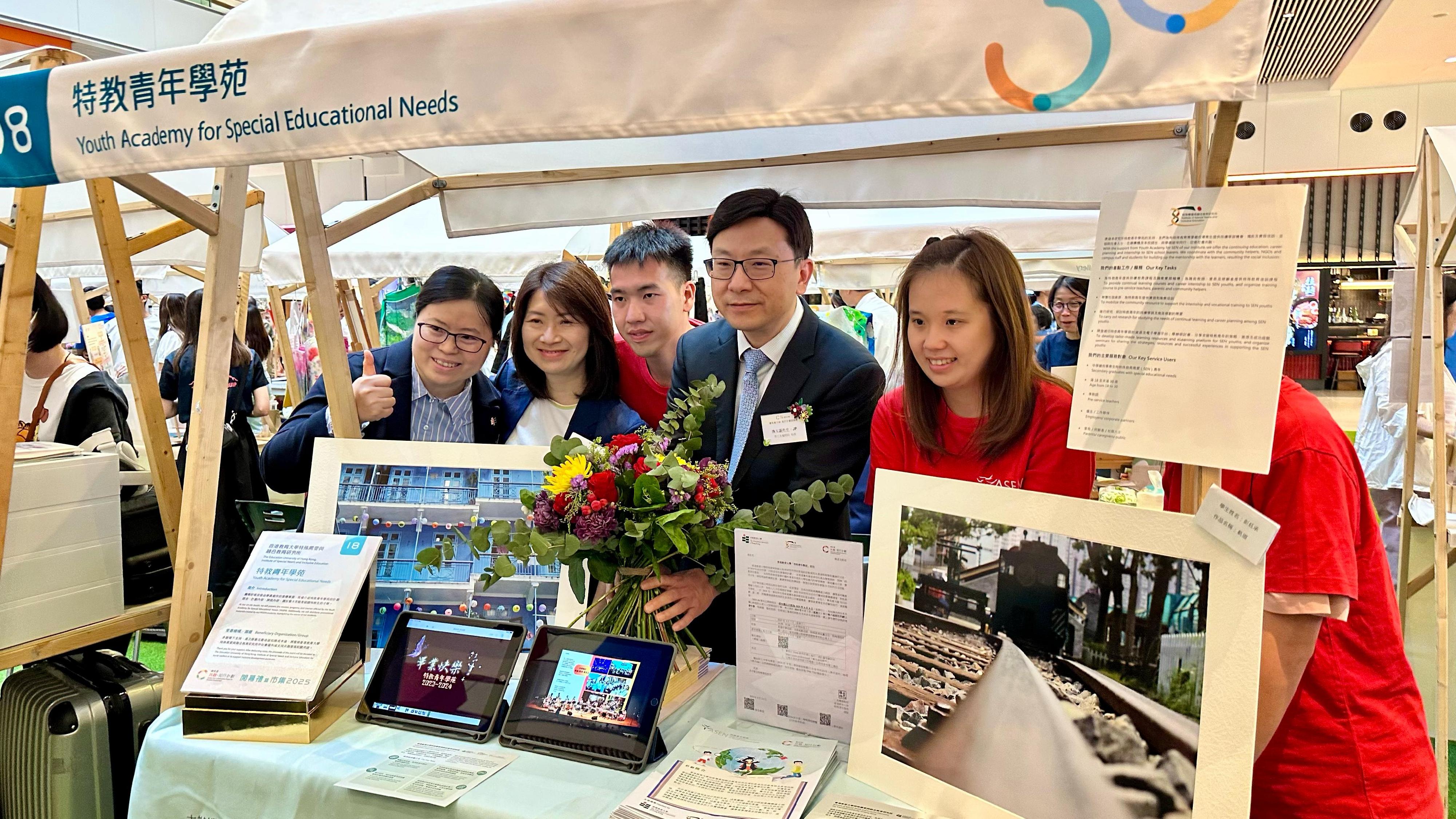 The Secretary for Labour and Welfare, Mr Chris Sun, officiated at the Jockey Club Collaborative Project for Inclusive Employment Kick-off Ceremony cum Market Fair 2025 this afternoon (May 2). Photo shows Mr Sun (fourth left) visiting the market fair.