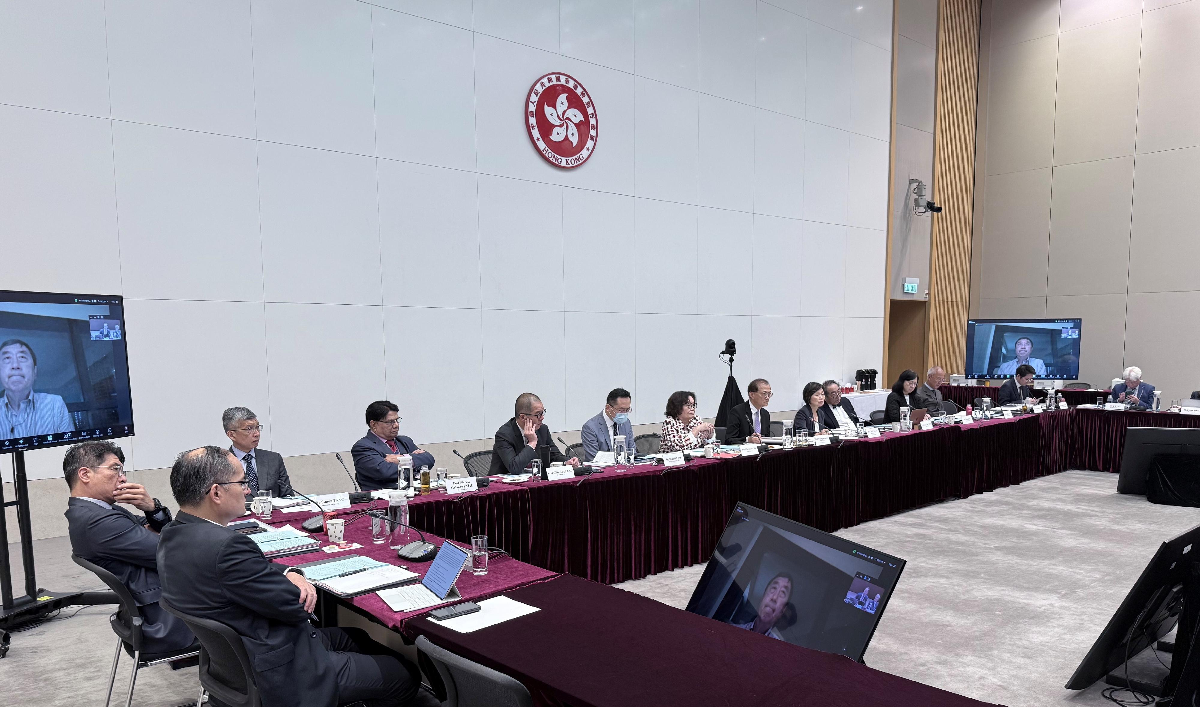 The Task Group on New Medical School, co-chaired by the Secretary for Health, Professor Lo Chung-mau (seventh right), and the Secretary for Education, Dr Choi Yuk-Lin (sixth right), meets with the three universities that have submitted proposals for the establishment of the third medical school respectively today (May 3) to have in-depth discussions on the proposals and gain a better understanding of their submissions.

