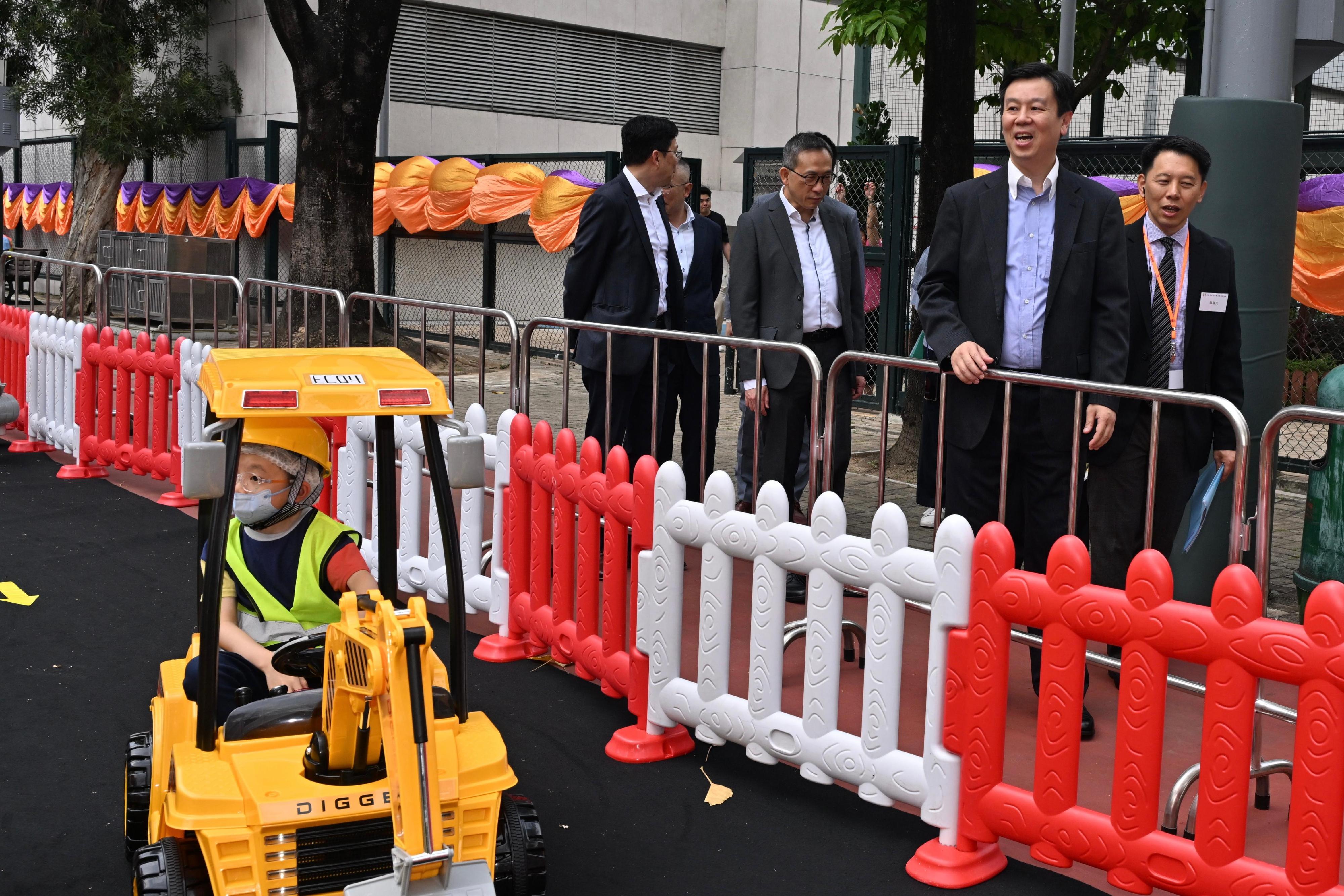 The Labour Department held the Award Presentation Ceremony and Fun Day of the Construction Industry Safety Award Scheme today (May 4). Photo shows the Acting Commissioner for Labour, Mr Vincent Fung (third left), visiting the game booths of the Fun Day and the newly-introduced Parent-Child Safety Experience Zone.