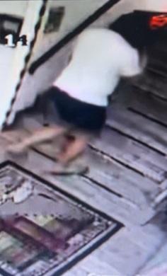 Chong Ka-man, aged 52, is about 1.78 metres tall and of medium build. He has a pointed face with yellow complexion and black hair in shoulder length. He was last seen wearing a white short-sleeved T-shirt, black shorts and dark colour slippers.