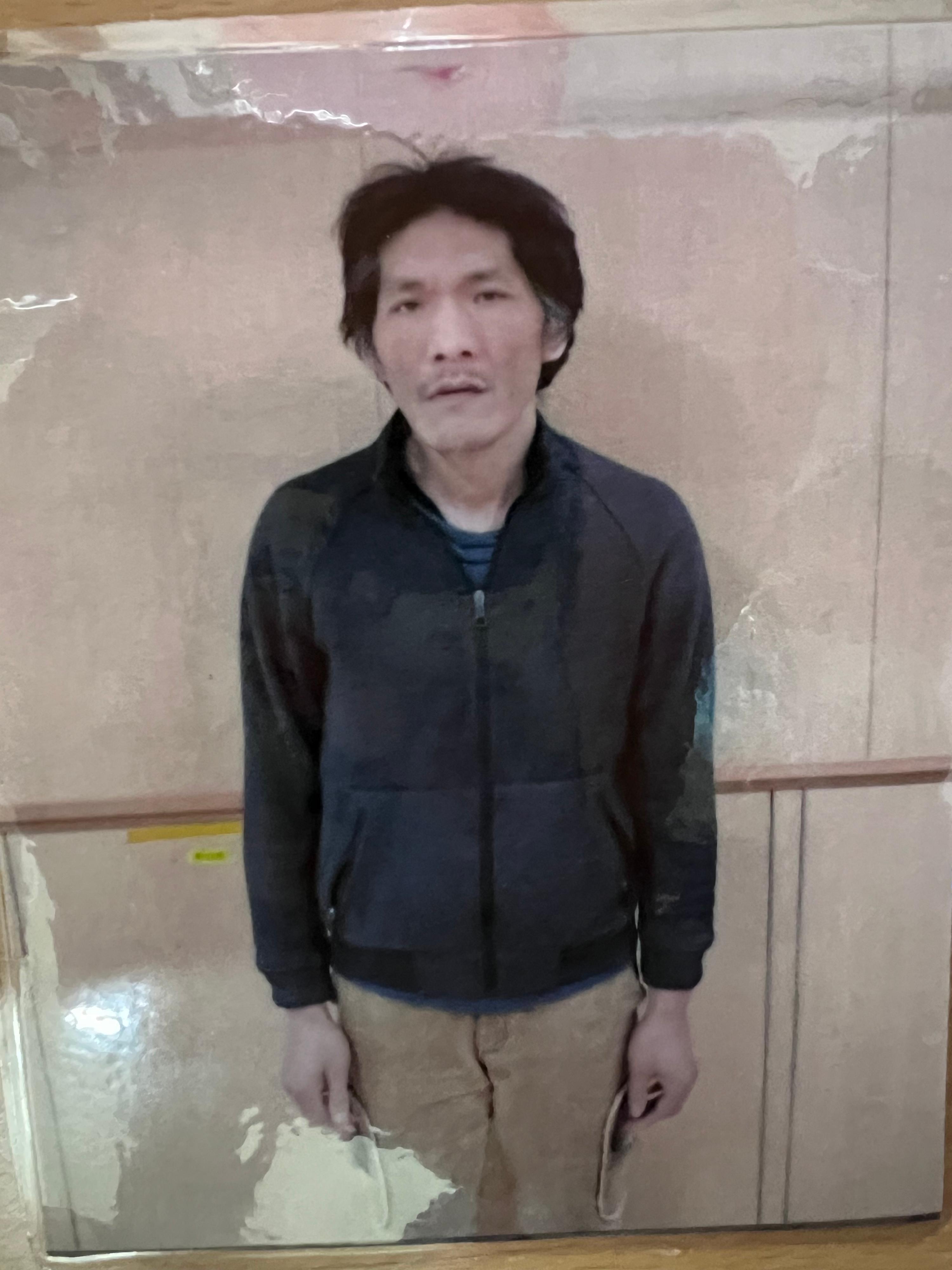 五十二歲男子莊家文身高約一點七八米，中等身材，尖面型，黃皮膚及蓄及肩黑髮。他最後露面時身穿白色短袖上衣、黑色短褲及深色拖鞋。