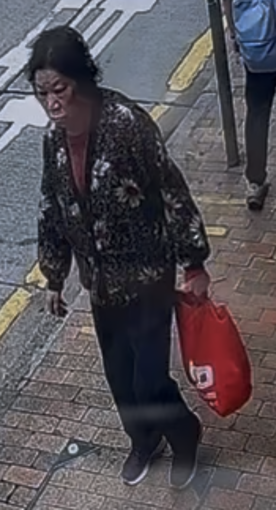 Li Tsoi-kam, aged 74, is about 1.65 metres tall, 60 kilograms in weight and of medium build. She has a round face with yellow complexion and short black hair. She was last seen wearing a jacket with floral pattern, black pants, black shoes and carrying a recycle bag in red colour.